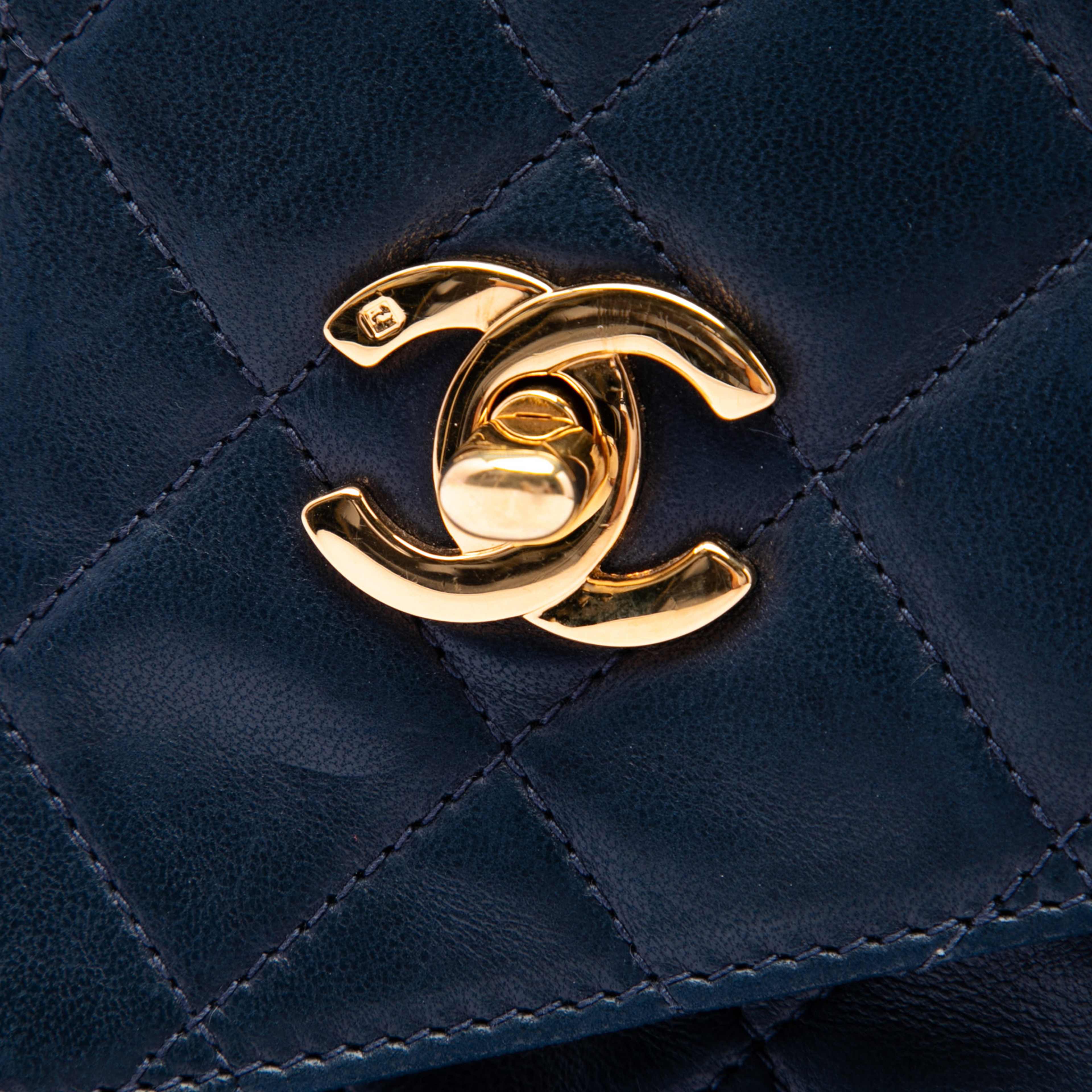 Chanel Cc Quilted Lambskin Tassel Camera Bag, från Luxclusif, i färgen blå. Klicka för att öppna bilden i stort format