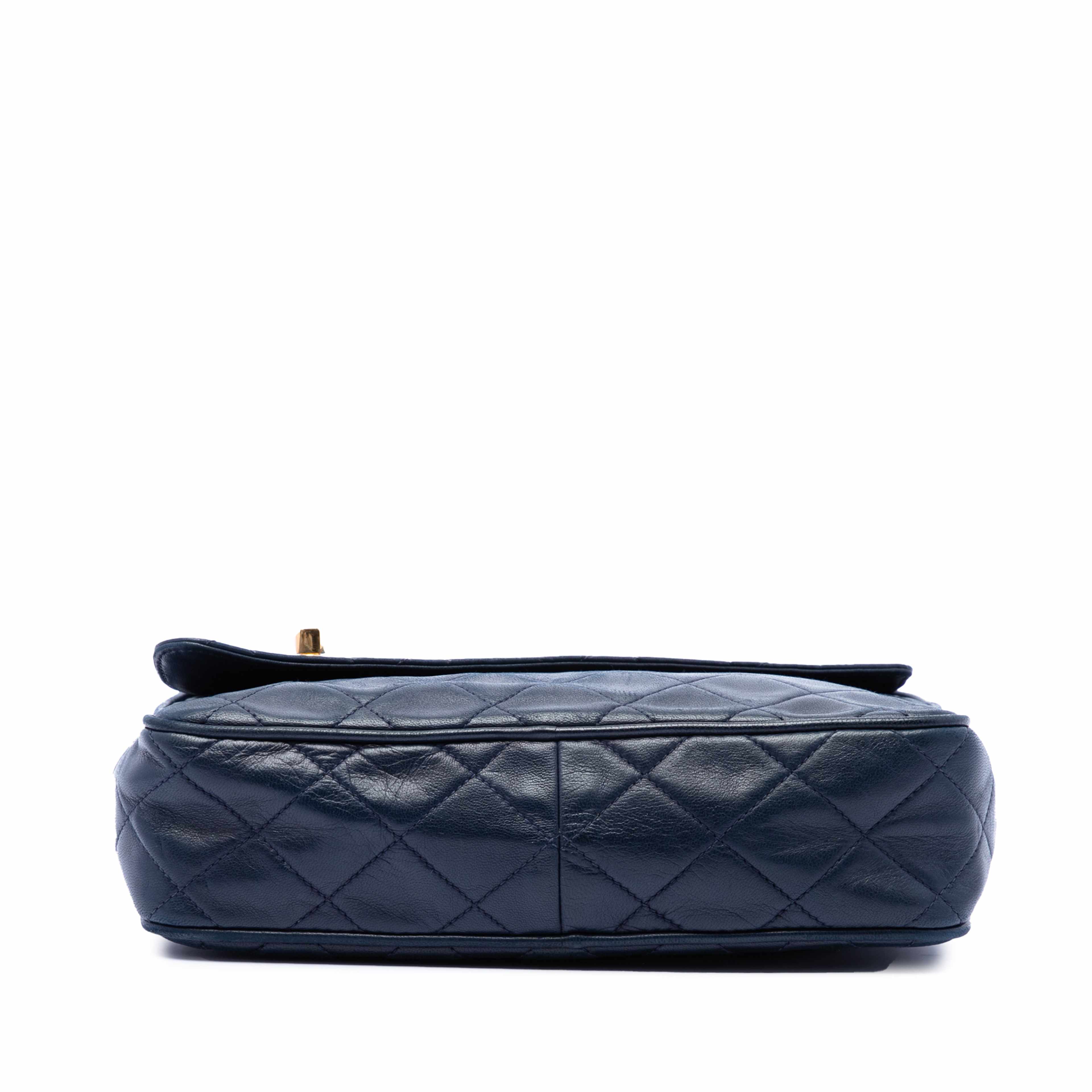 Chanel Cc Quilted Lambskin Tassel Camera Bag, från Luxclusif, i färgen blå. Klicka för att öppna bilden i stort format