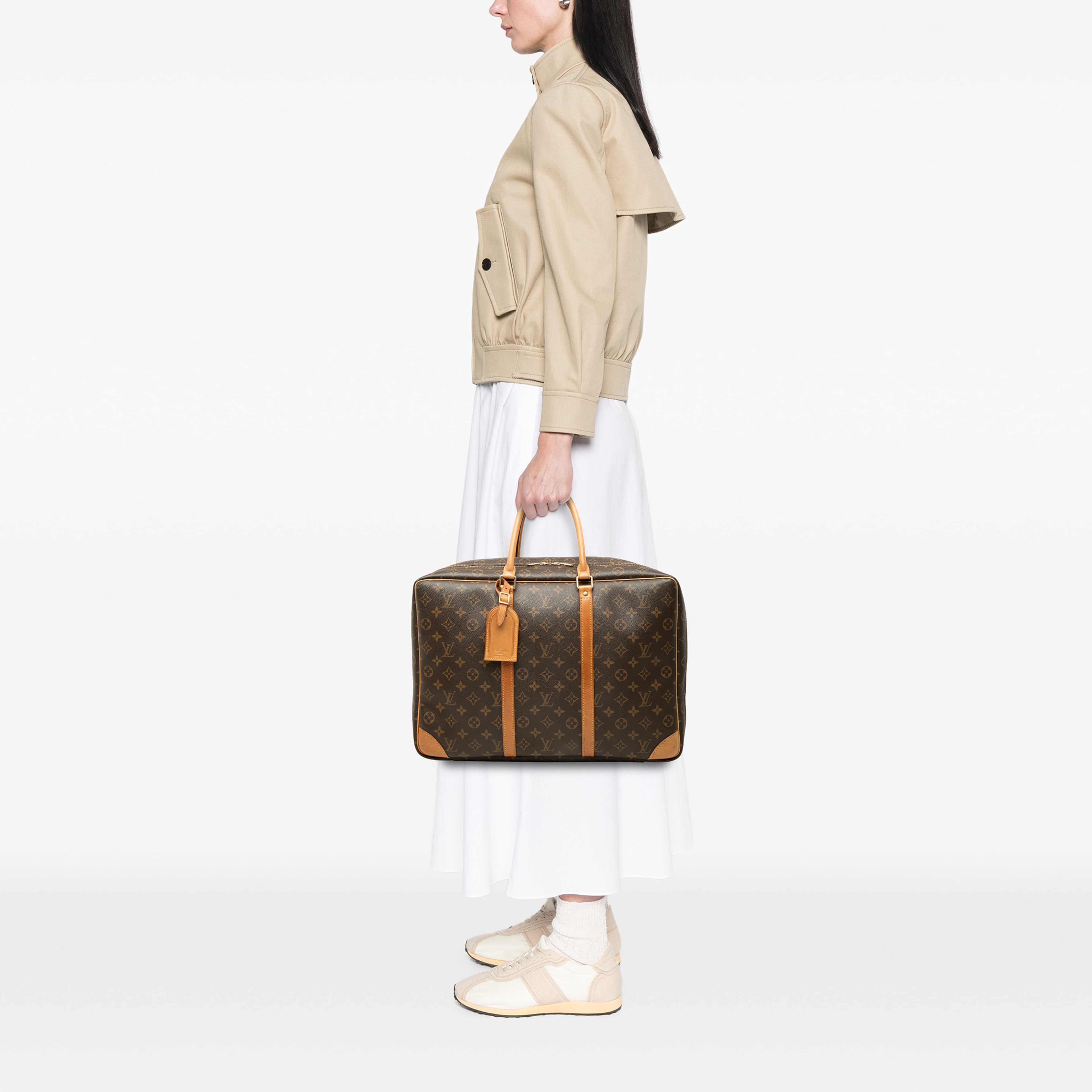 Louis Vuitton Monogram Sirius 45, från Luxclusif, i färgen brun. Klicka för att öppna bilden i stort format