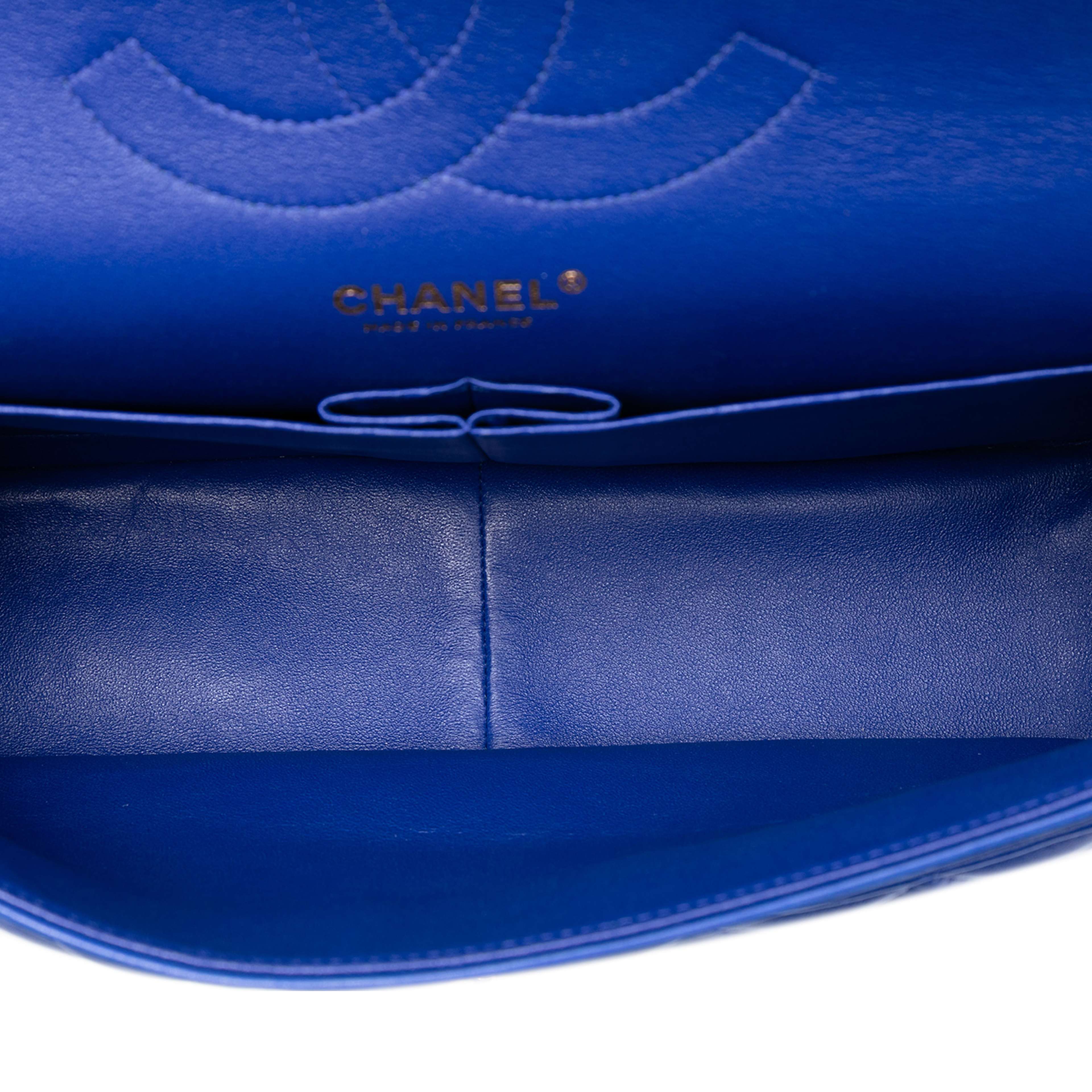 Chanel Jumbo Classic Lambskin Double Flap, från Luxclusif, i färgen blue. Klicka för att öppna bilden i stort format