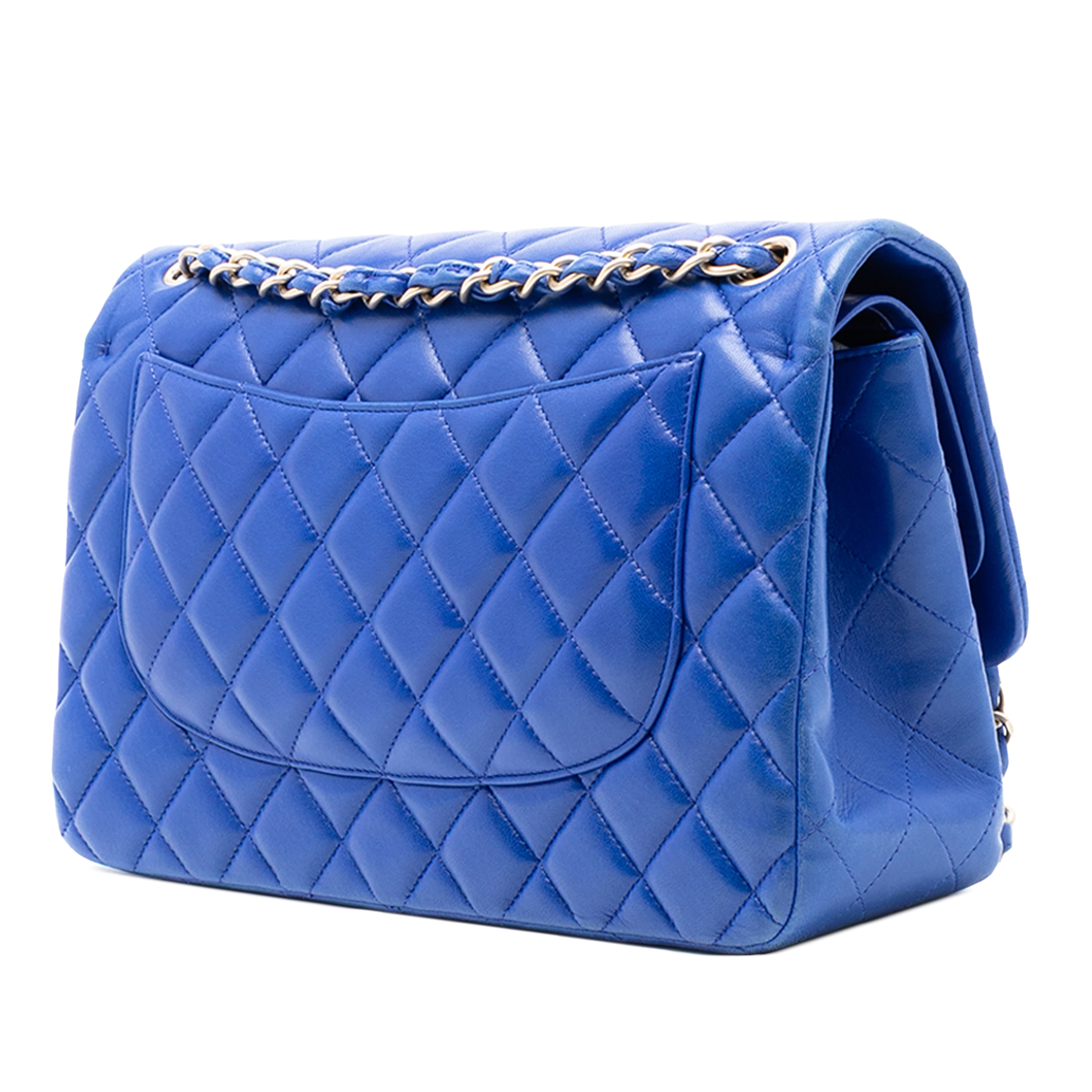 Chanel Jumbo Classic Lambskin Double Flap, från Luxclusif, i färgen blue. Klicka för att öppna bilden i stort format