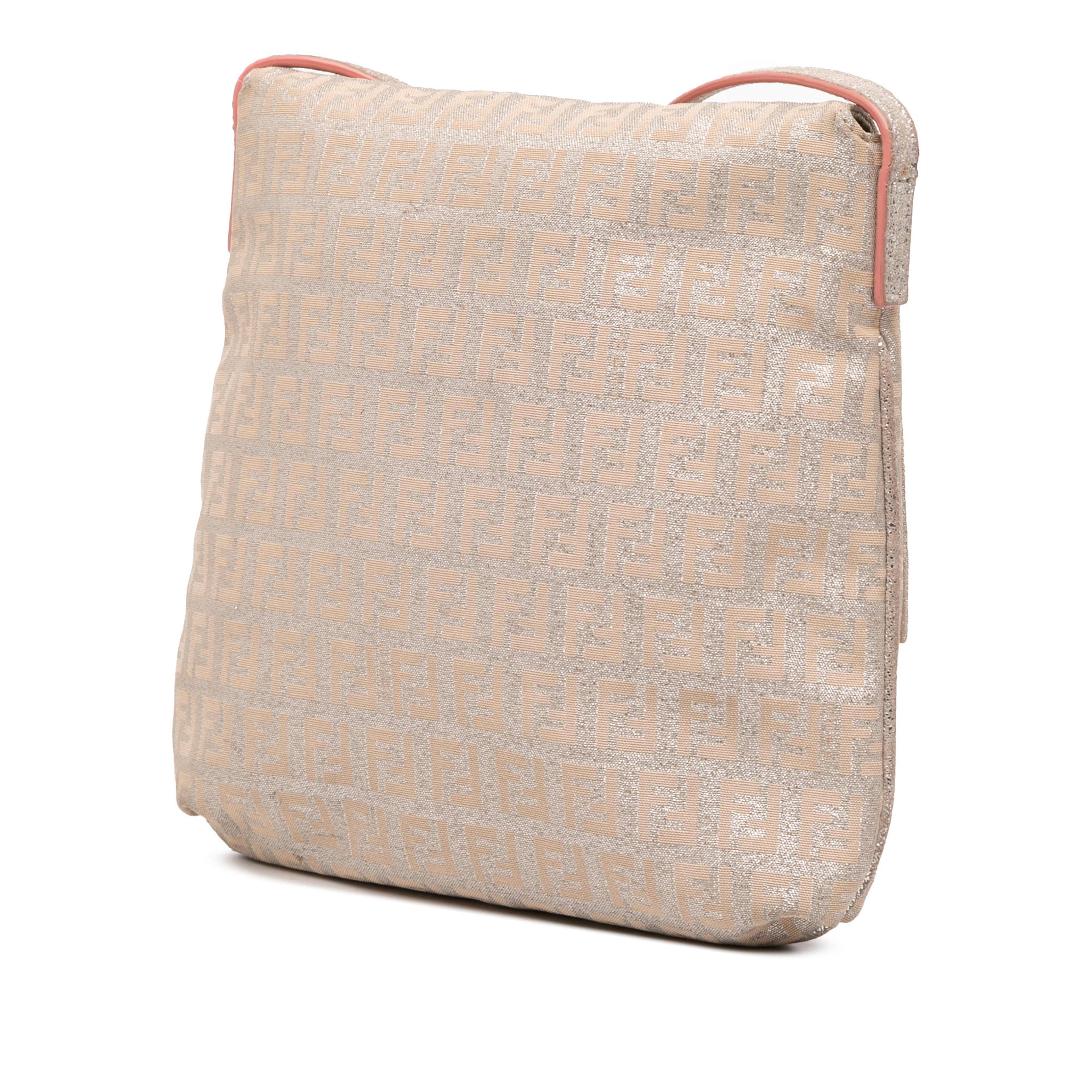 Fendi Zucchino Metallic Canvas Flap Crossbody, från Luxclusif, i färgen gold. Klicka för att öppna bilden i stort format