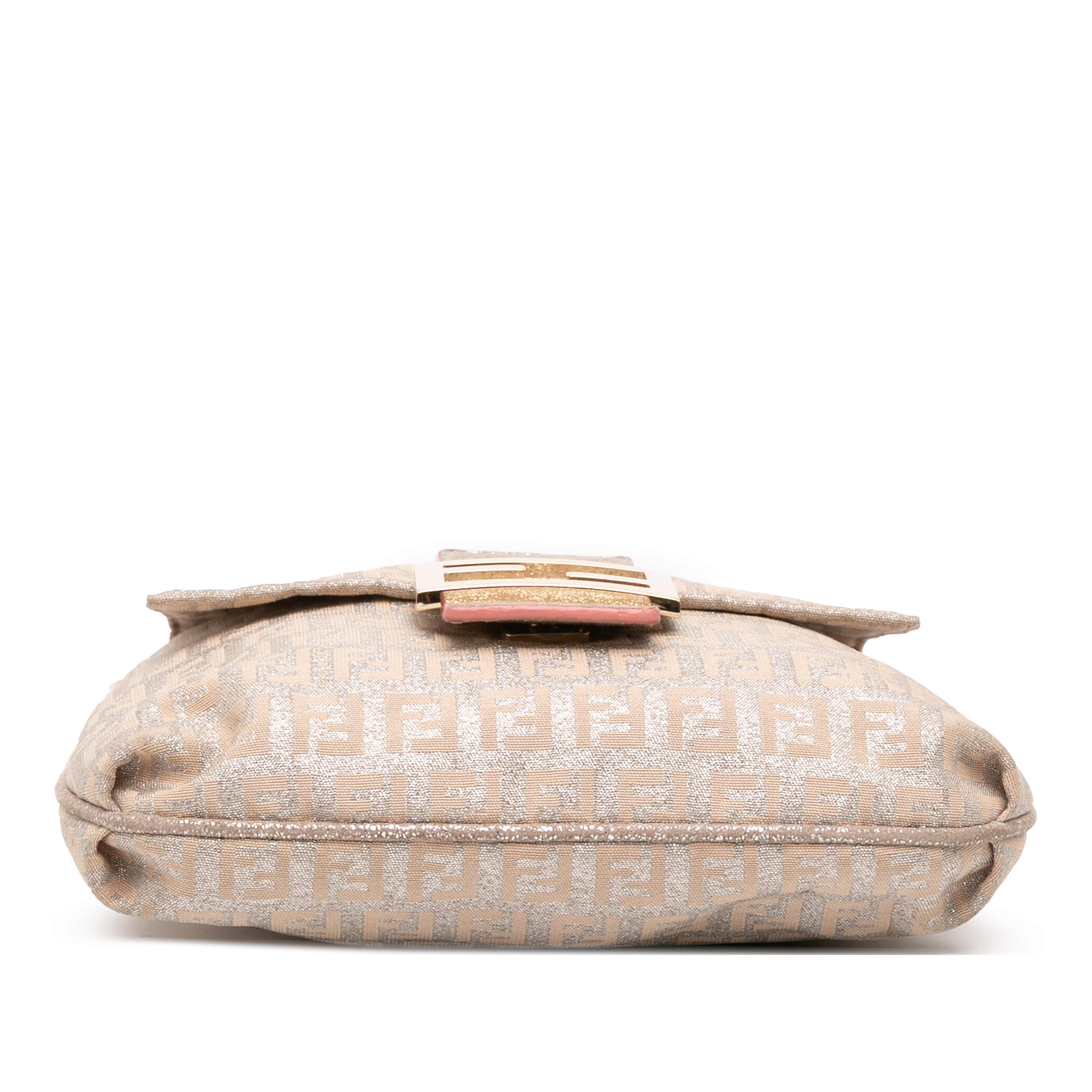 Fendi Zucchino Metallic Canvas Flap Crossbody, från Luxclusif, i färgen gold. Klicka för att öppna bilden i stort format