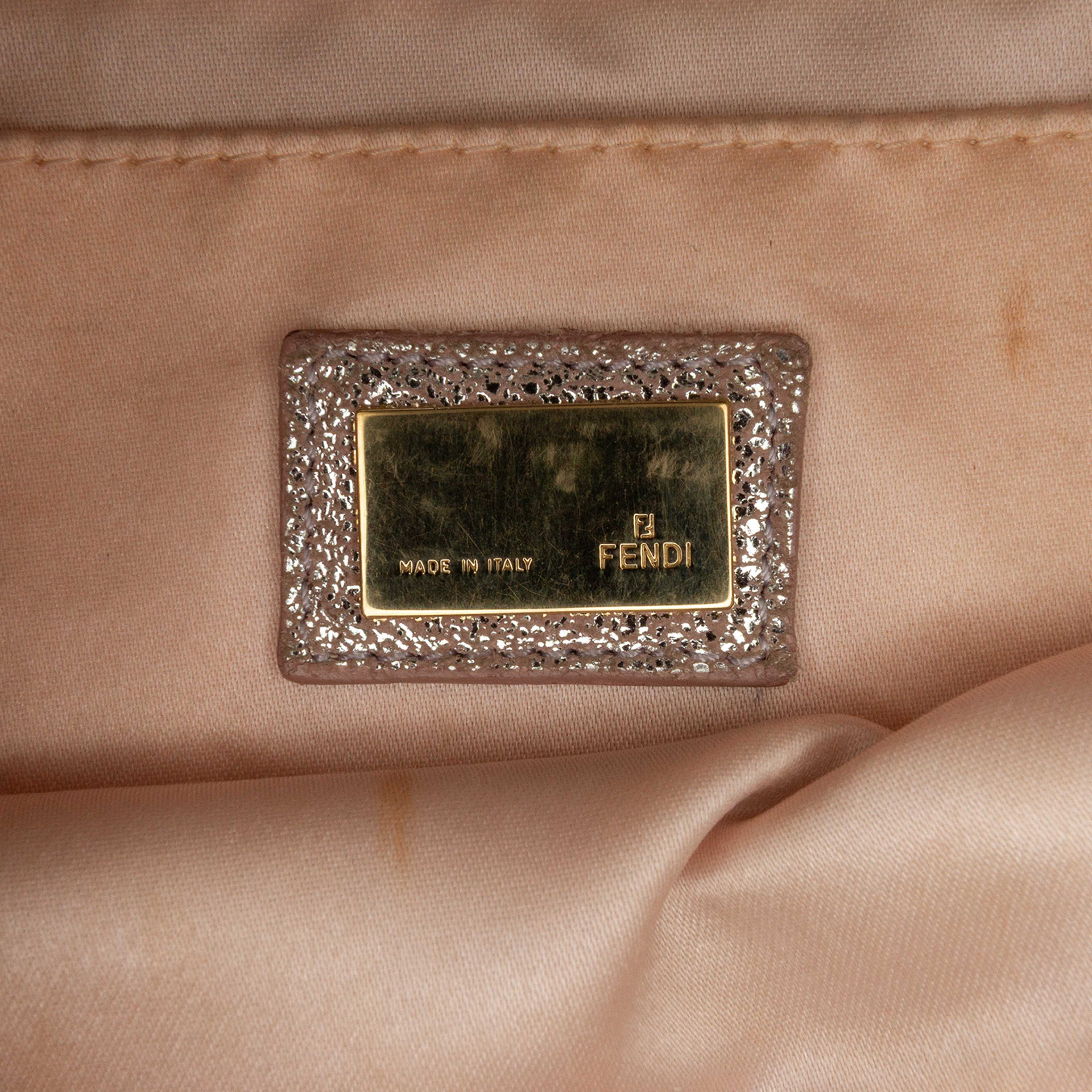 Fendi Zucchino Metallic Canvas Flap Crossbody, från Luxclusif, i färgen gold. Klicka för att öppna bilden i stort format