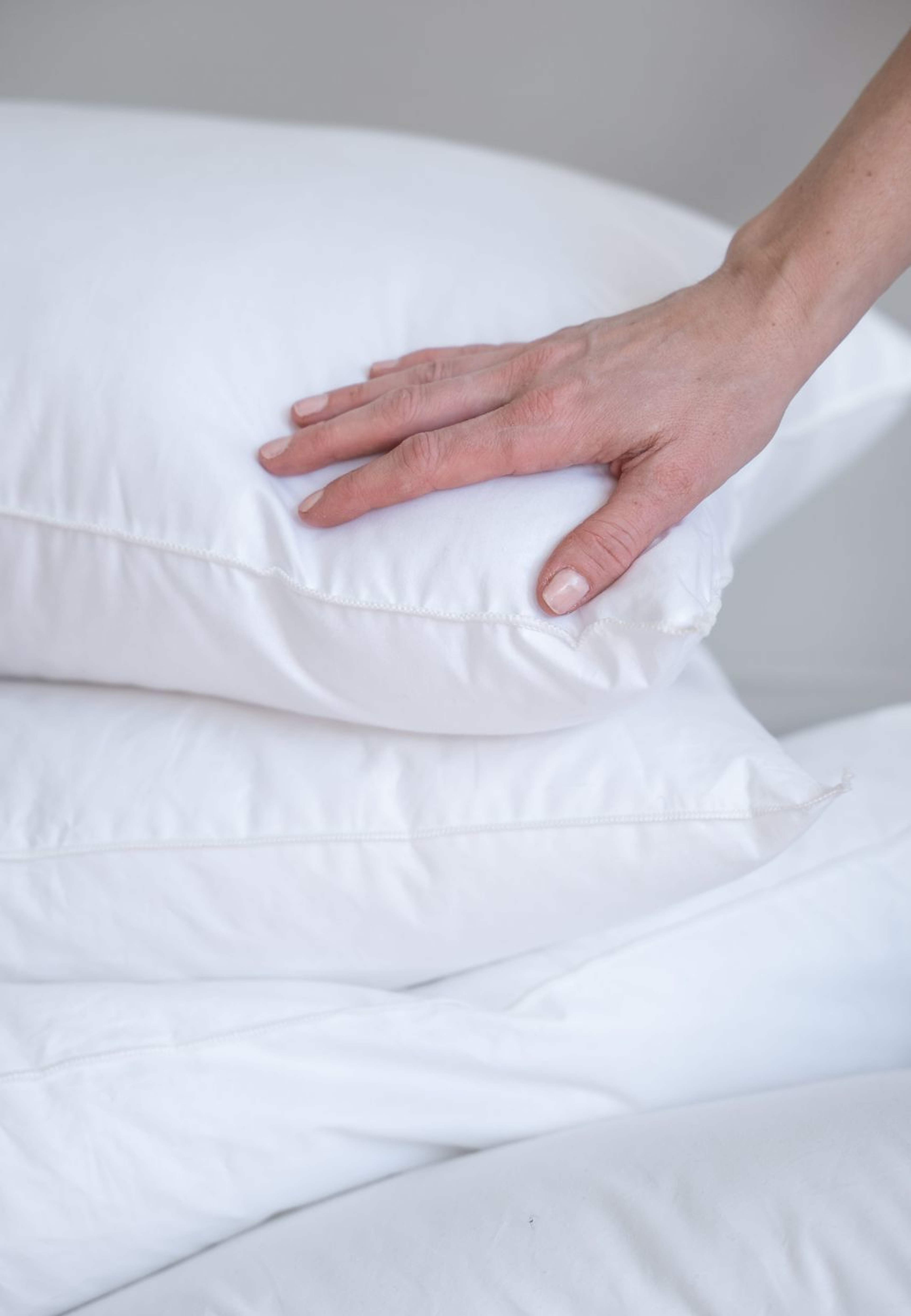 A Funky Dream - Hotellkudde 50x90, 1300 Gr, High, från Home of ESS, i färgen white. Klicka för att öppna bilden i stort format