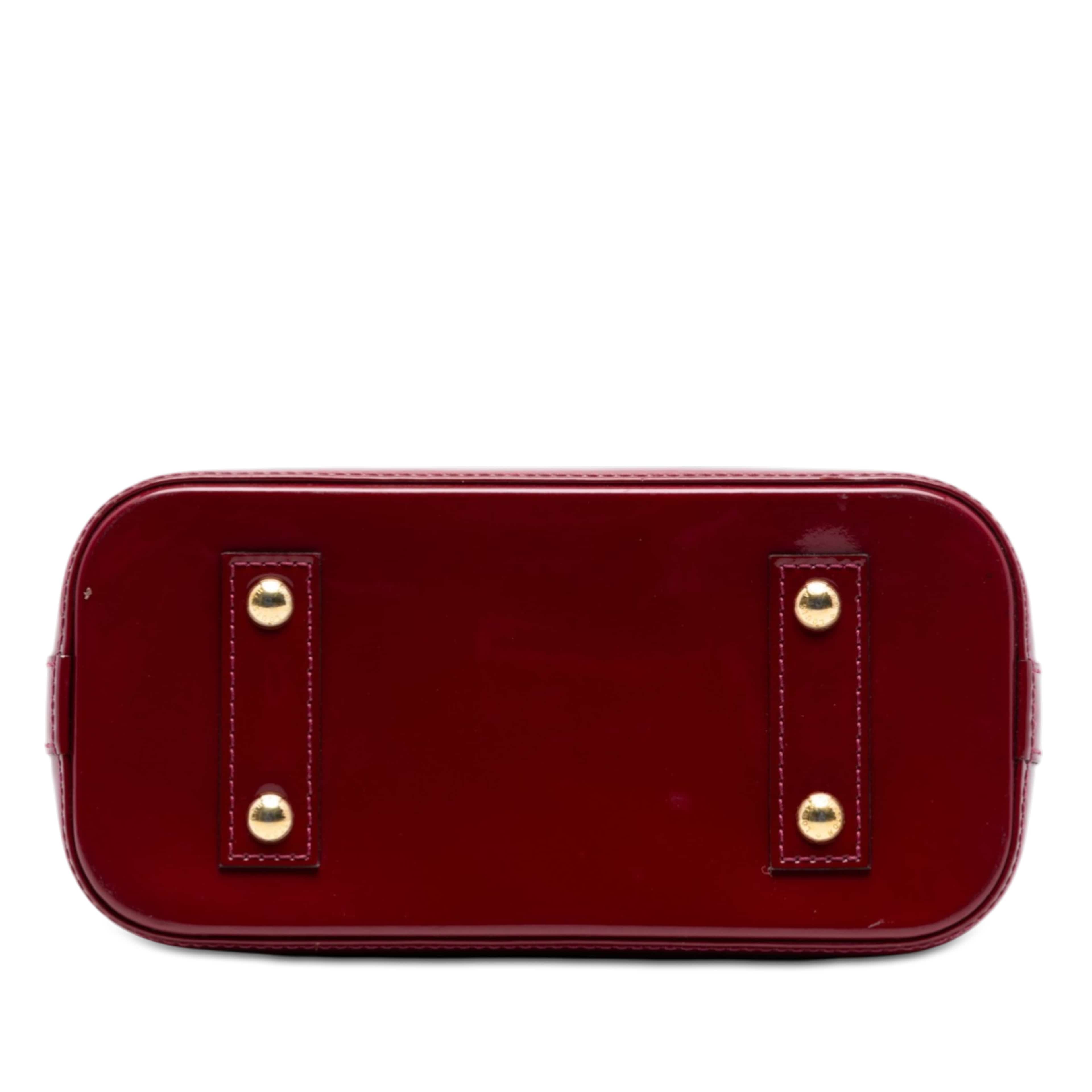 Louis Vuitton Monogram Vernis Alma Bb, från Luxclusif, i färgen dark red. Klicka för att öppna bilden i stort format