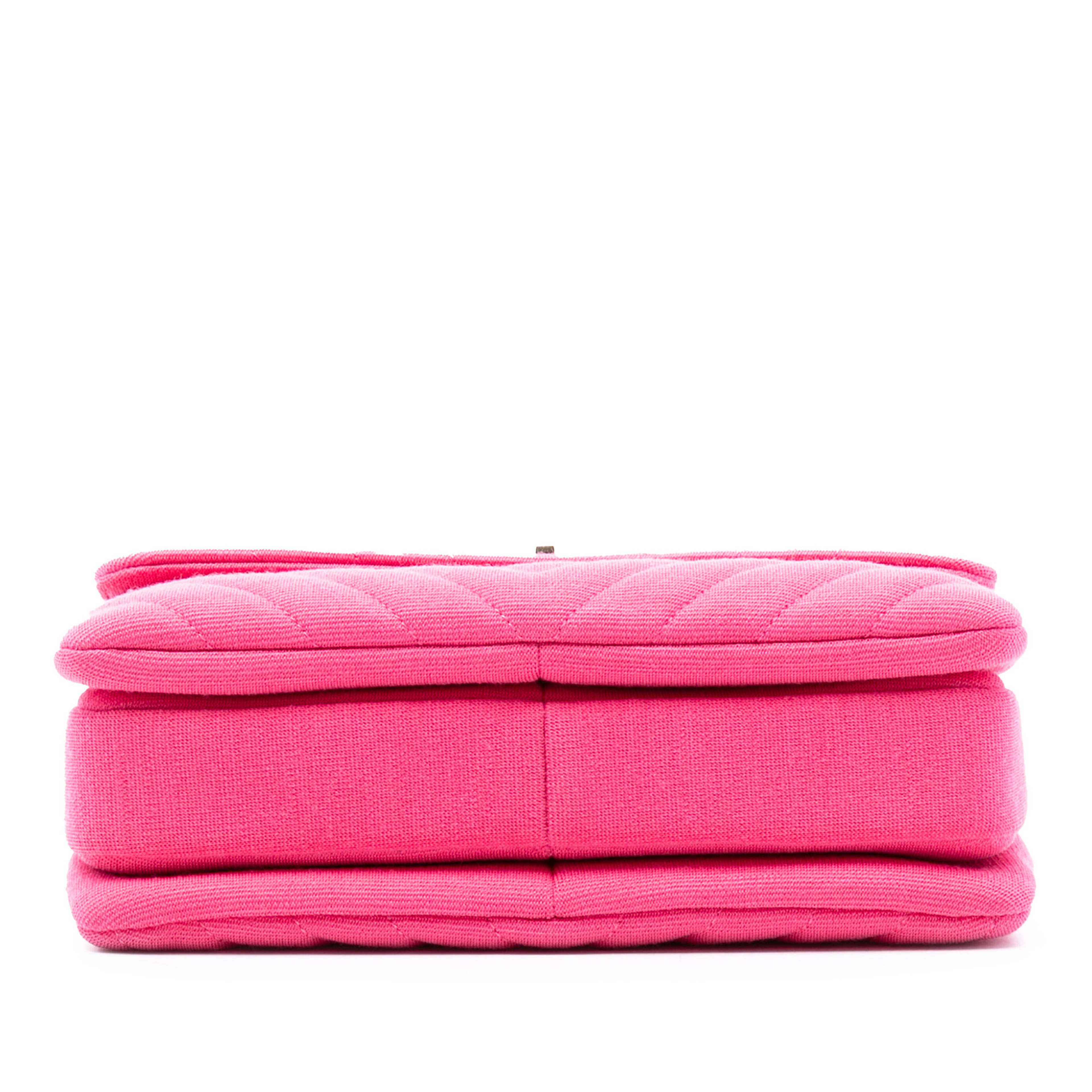 Chanel Small Chevron Jersey Trendy Cc Top Handle Flap, från Luxclusif, i färgen hot pink. Klicka för att öppna bilden i stort format