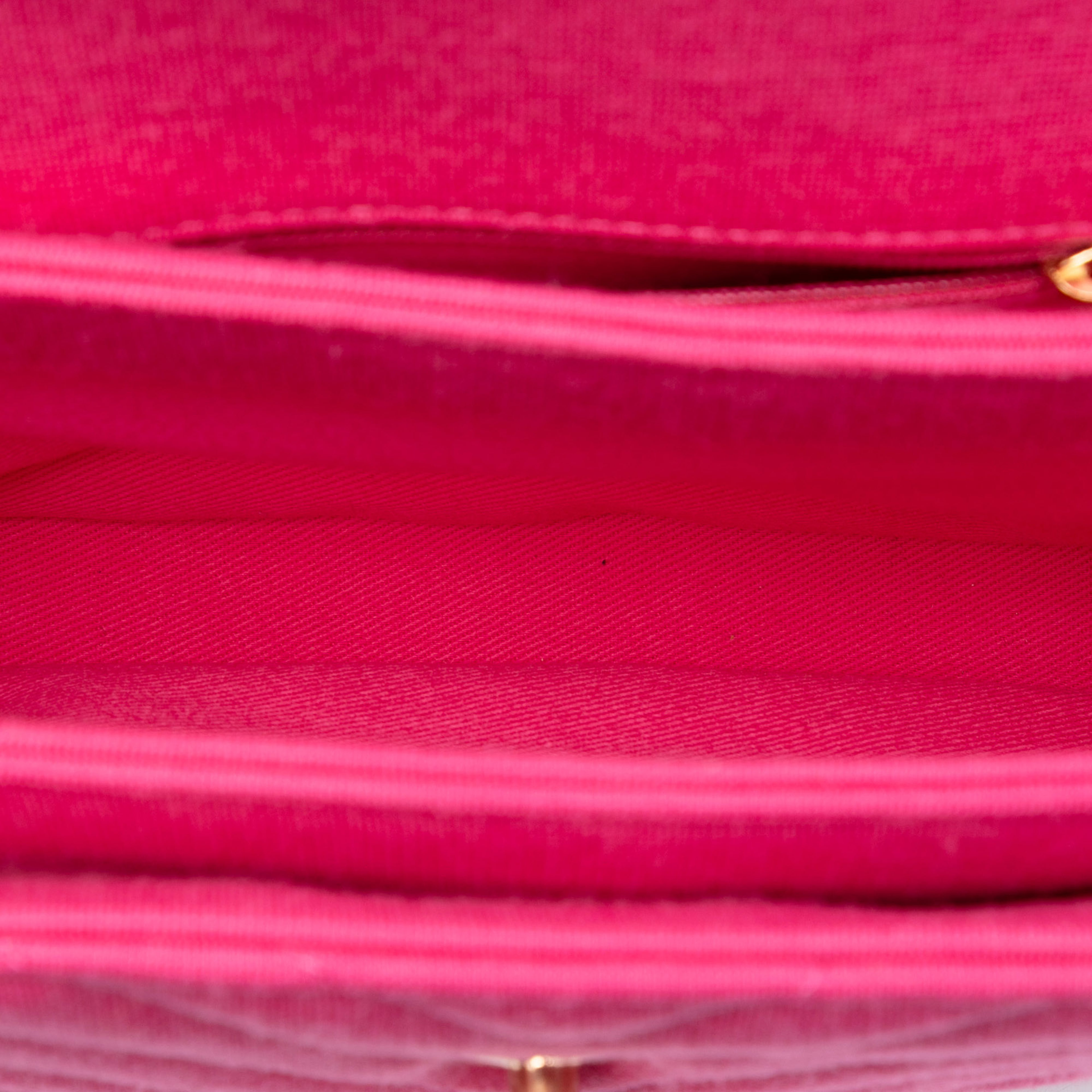 Chanel Small Chevron Jersey Trendy Cc Top Handle Flap, från Luxclusif, i färgen hot pink. Klicka för att öppna bilden i stort format