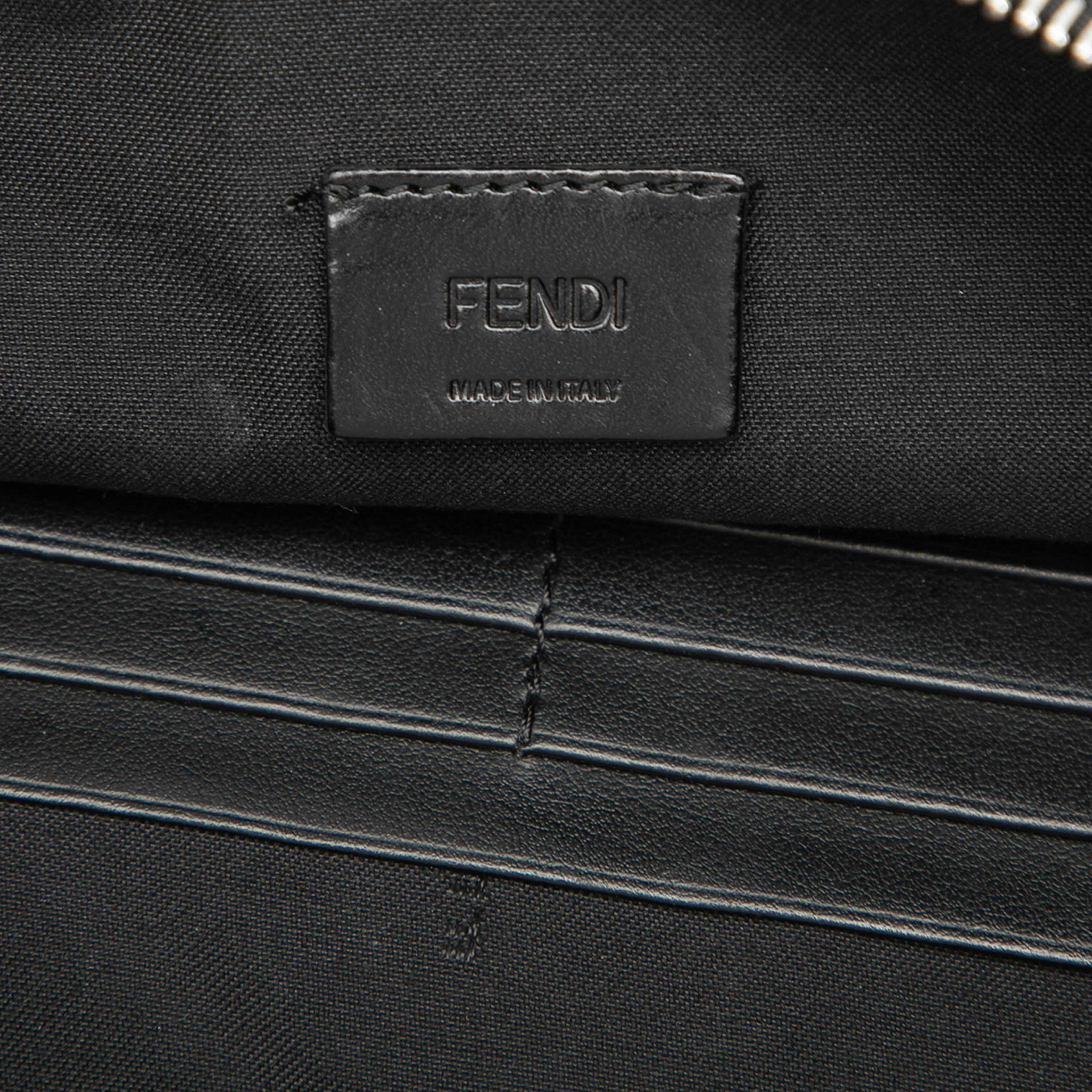 Fendi Ff 1974 Nylon Camouflage Wristlet Pouch, från Luxclusif, i färgen svart. Klicka för att öppna bilden i stort format