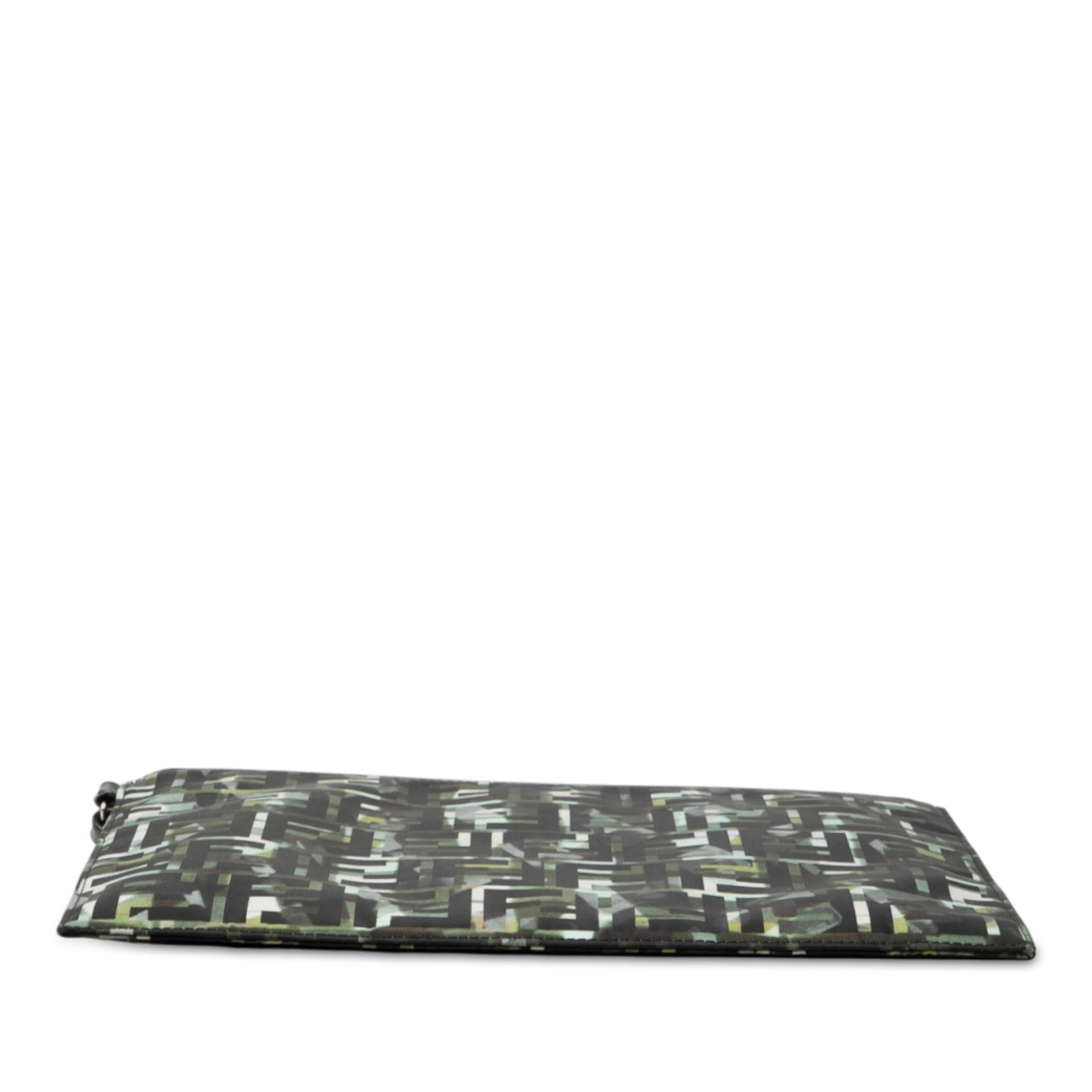 Fendi Ff 1974 Nylon Camouflage Wristlet Pouch, från Luxclusif, i färgen svart. Klicka för att öppna bilden i stort format
