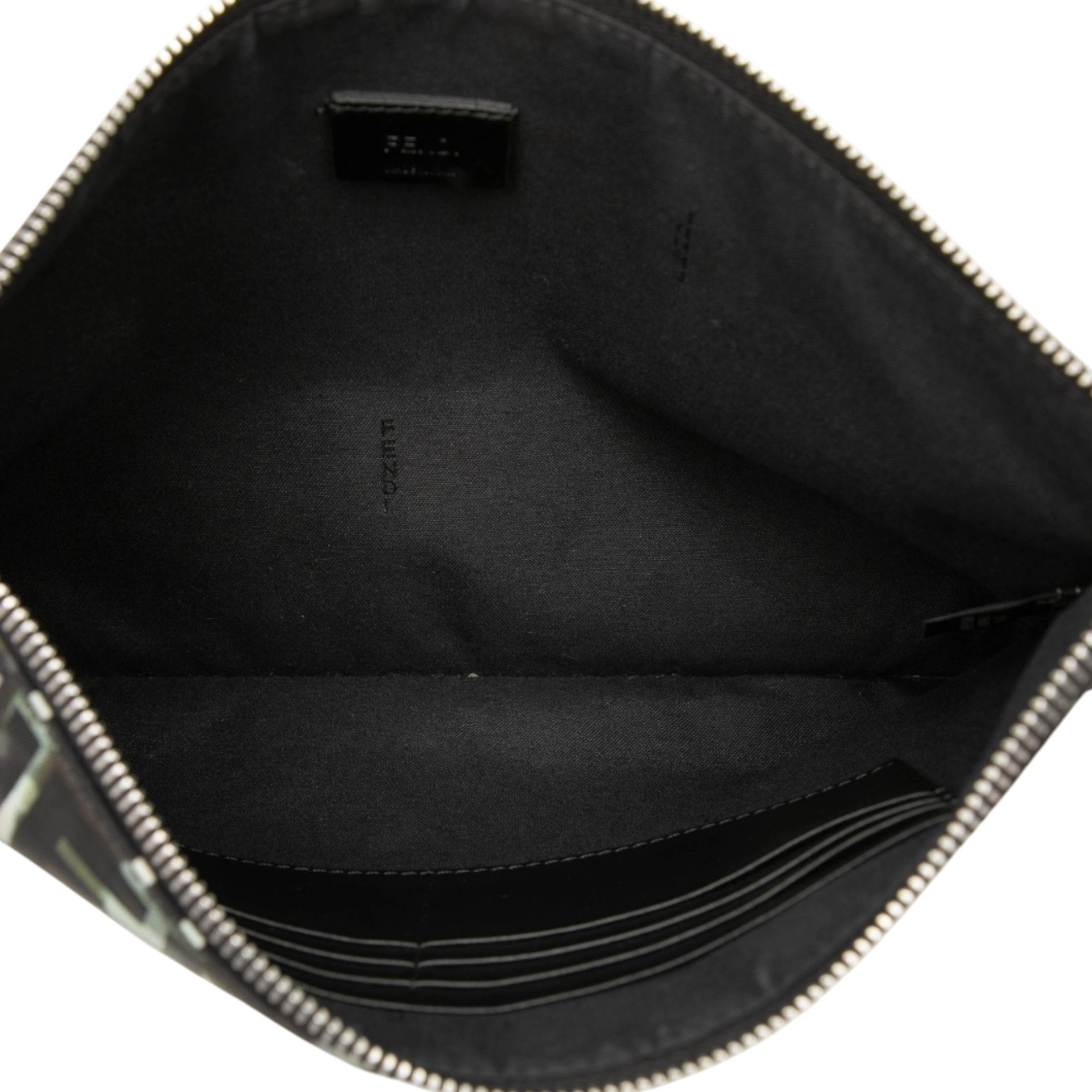 Fendi Ff 1974 Nylon Camouflage Wristlet Pouch, från Luxclusif, i färgen svart. Klicka för att öppna bilden i stort format