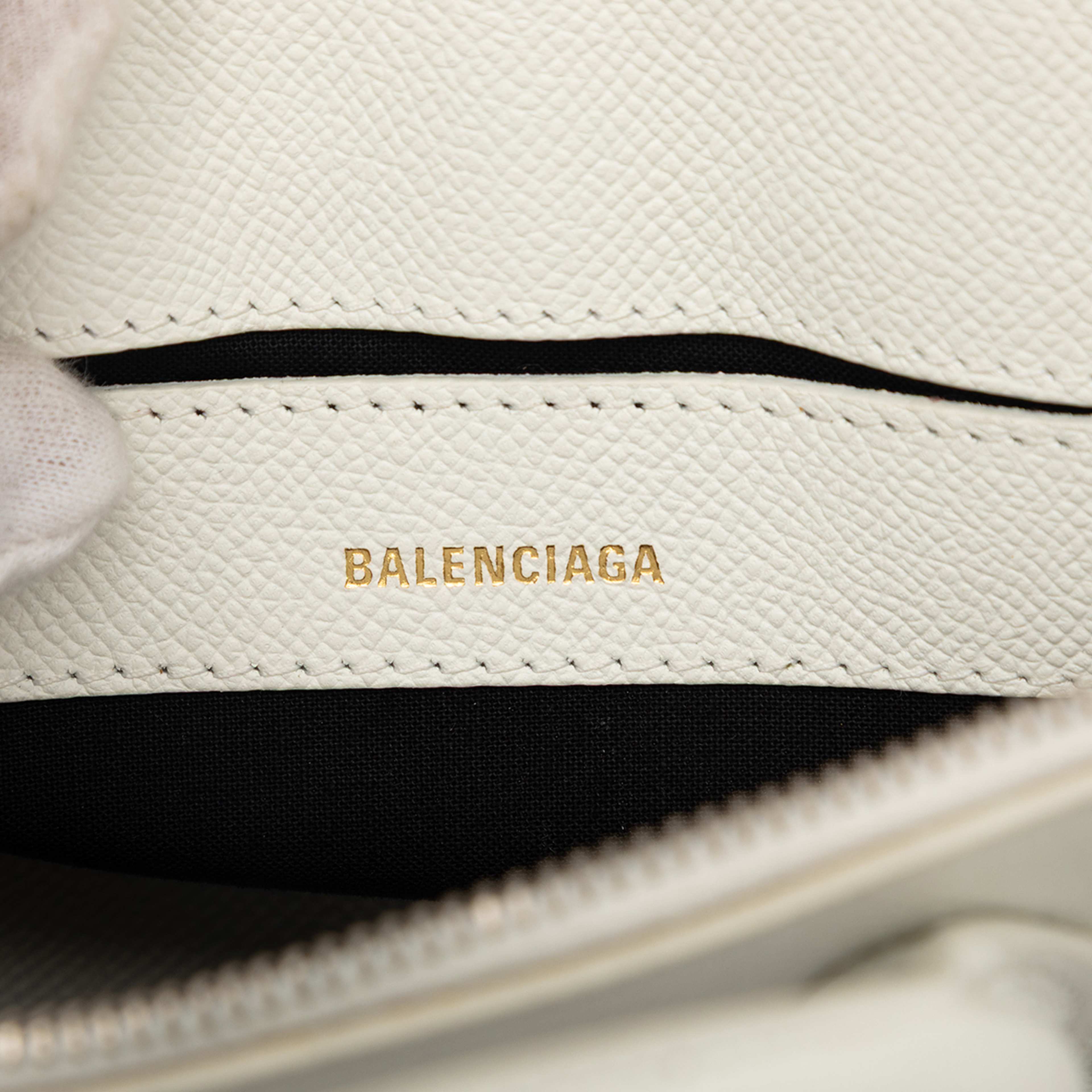 Balenciaga Xxs Calfskin Ville Top Handle Bag, från Luxclusif, i färgen white. Klicka för att öppna bilden i stort format