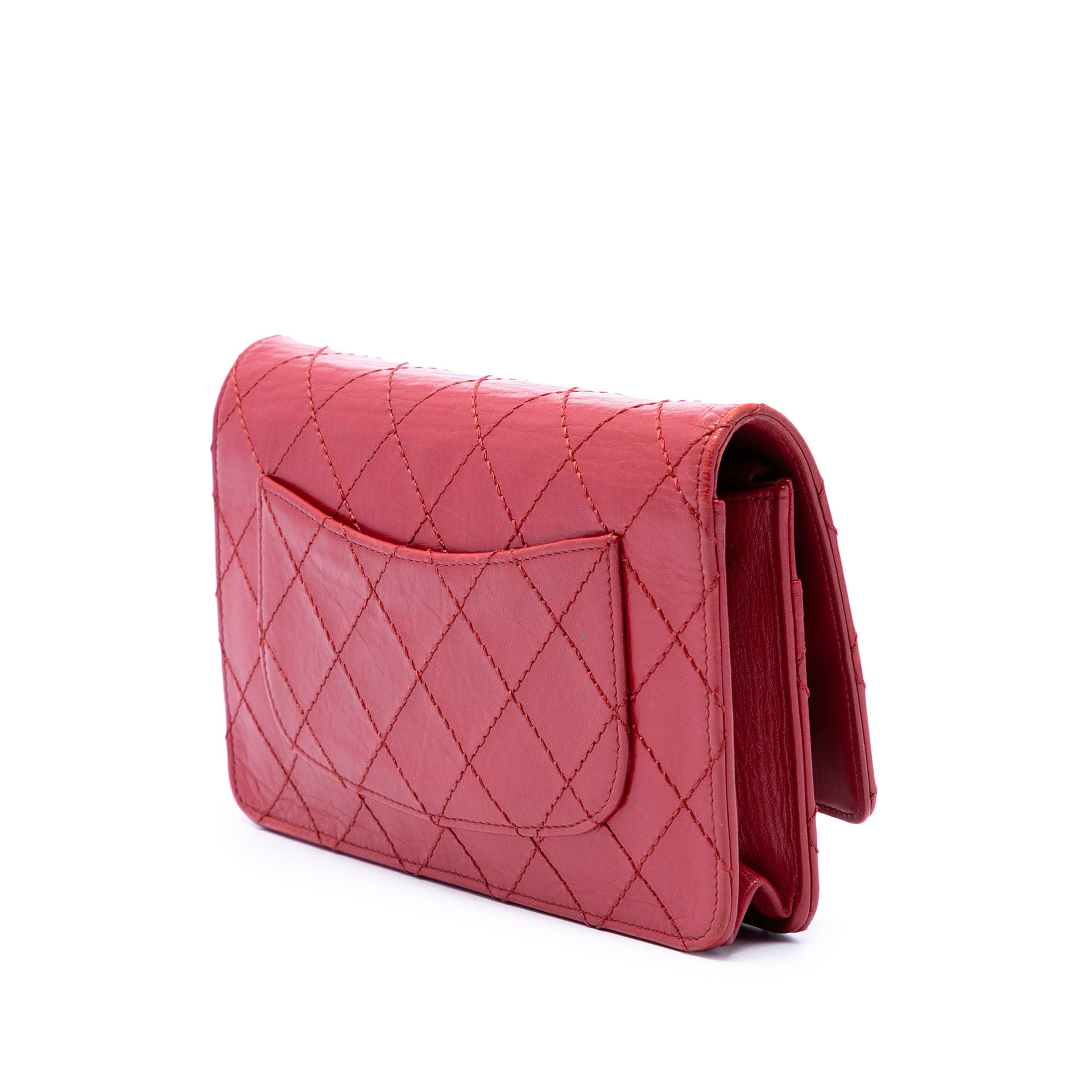 Chanel Quilted Aged Calfskin Reissue 2.55 Wallet On Chain, från Luxclusif, i färgen röd. Klicka för att öppna bilden i stort format