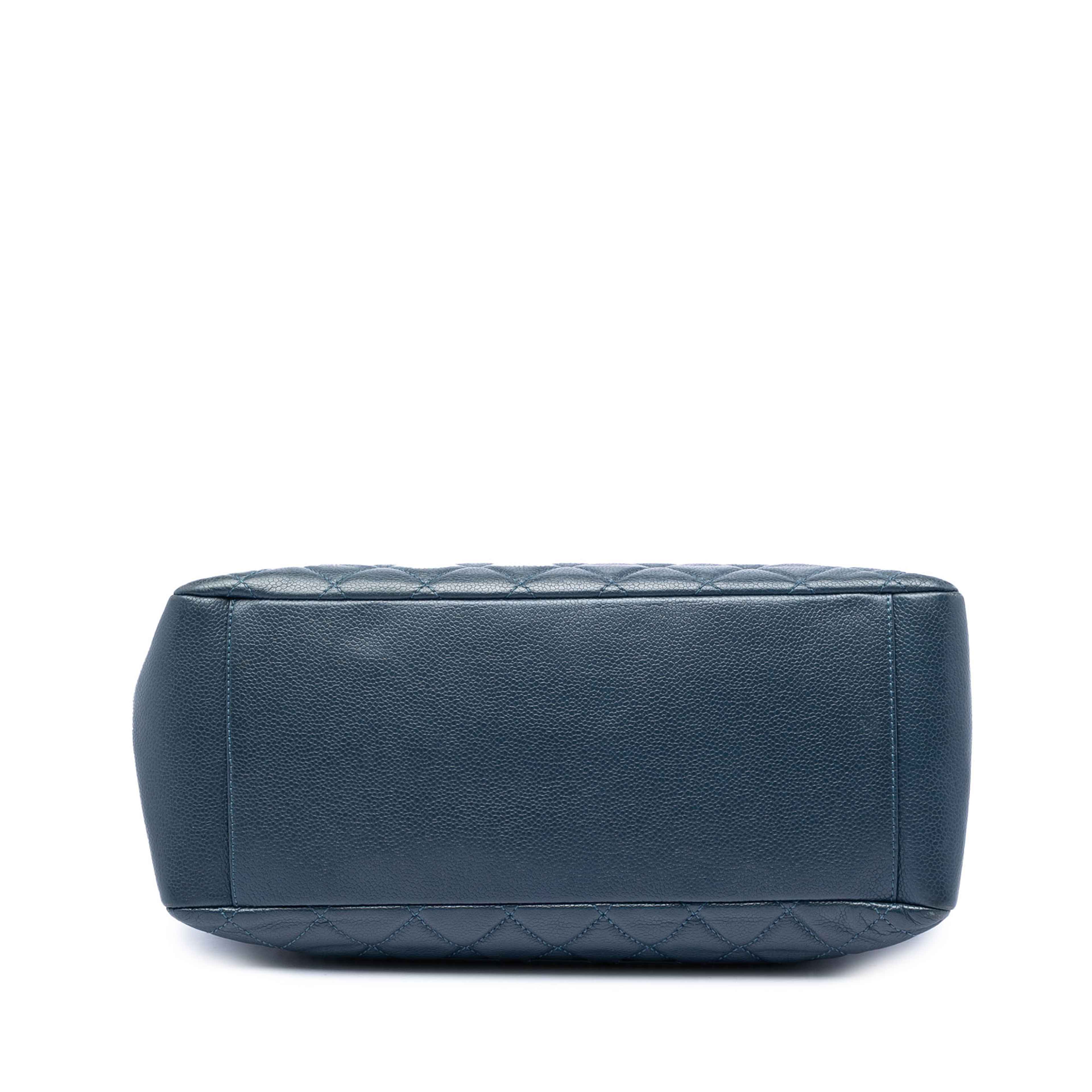 Chanel Caviar Grand Shopping Tote, från Luxclusif, i färgen blå. Klicka för att öppna bilden i stort format