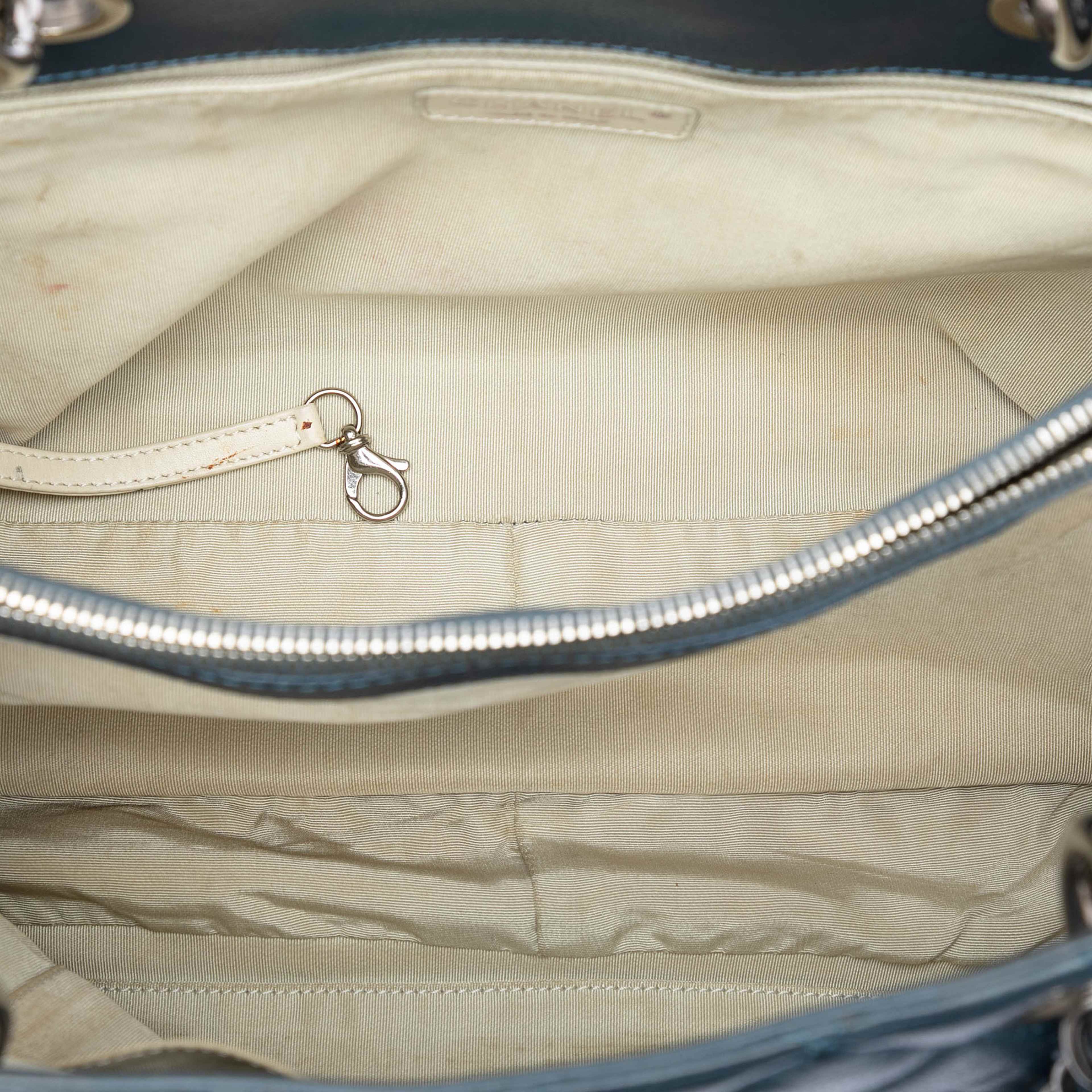 Chanel Caviar Grand Shopping Tote, från Luxclusif, i färgen blå. Klicka för att öppna bilden i stort format