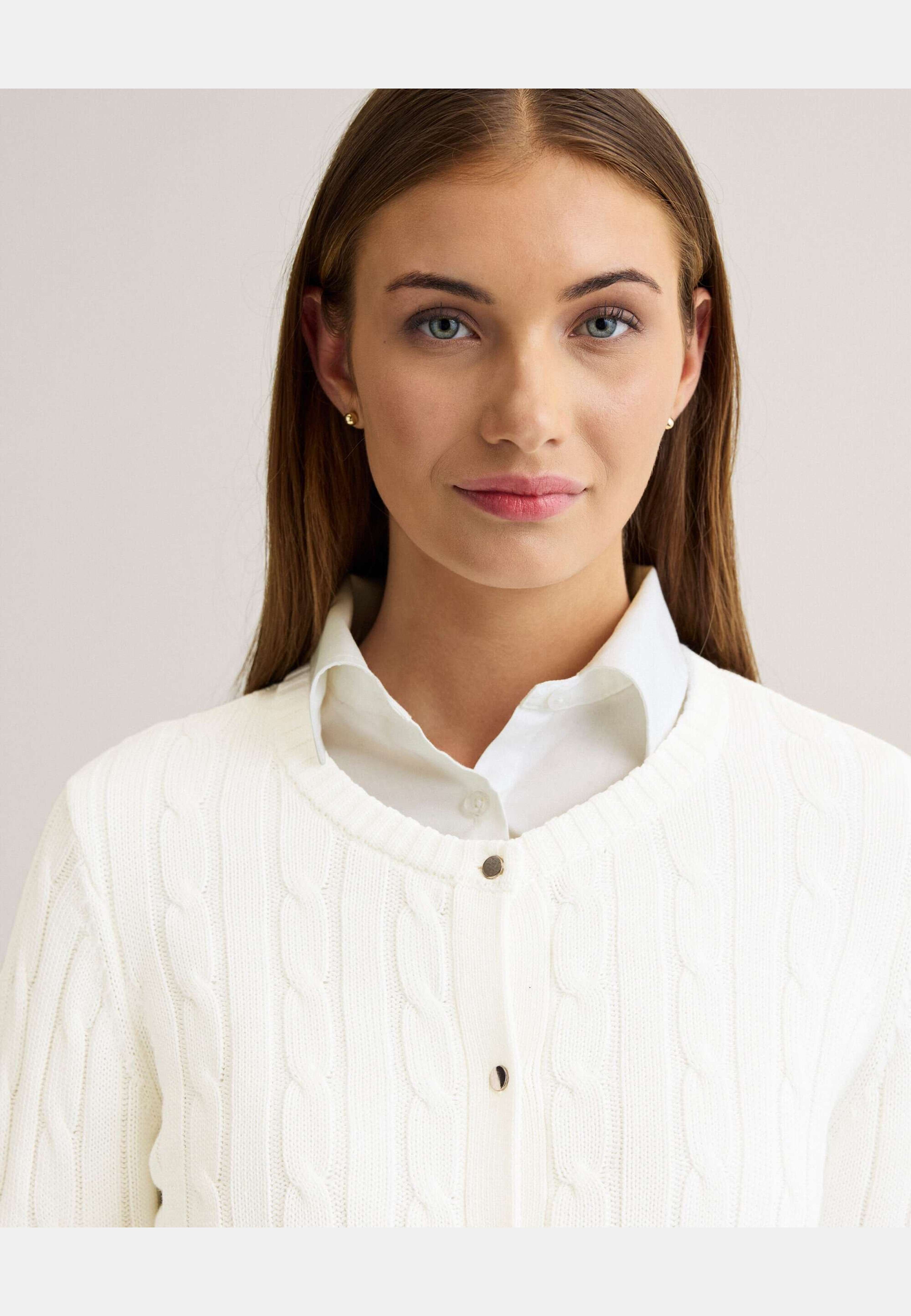 Brittany Cardigan, från Newhouse, i färgen offwhite. Klicka för att öppna bilden i stort format