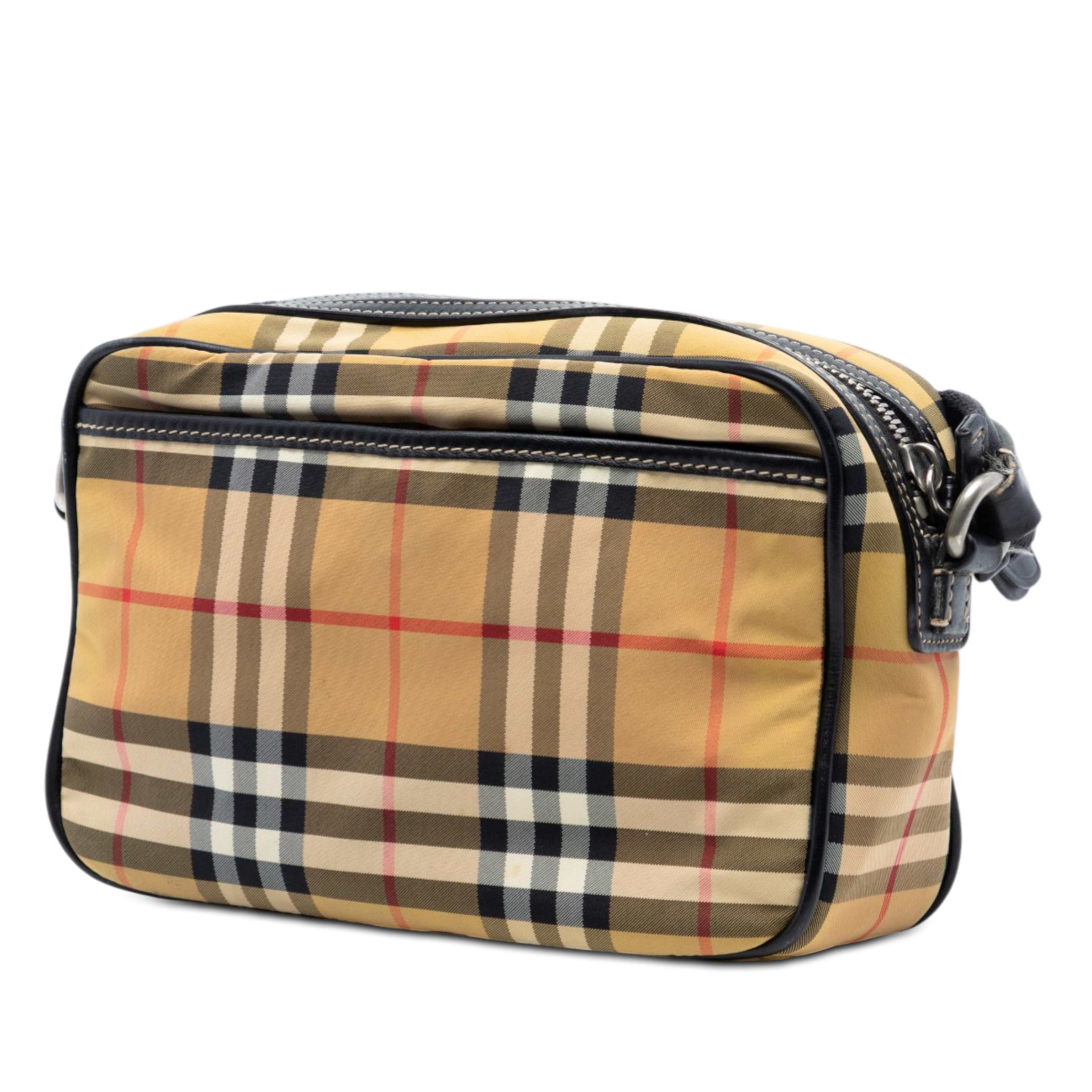 Burberry House Check Nylon Paddy Crossbody, från Luxclusif, i färgen beige. Klicka för att öppna bilden i stort format