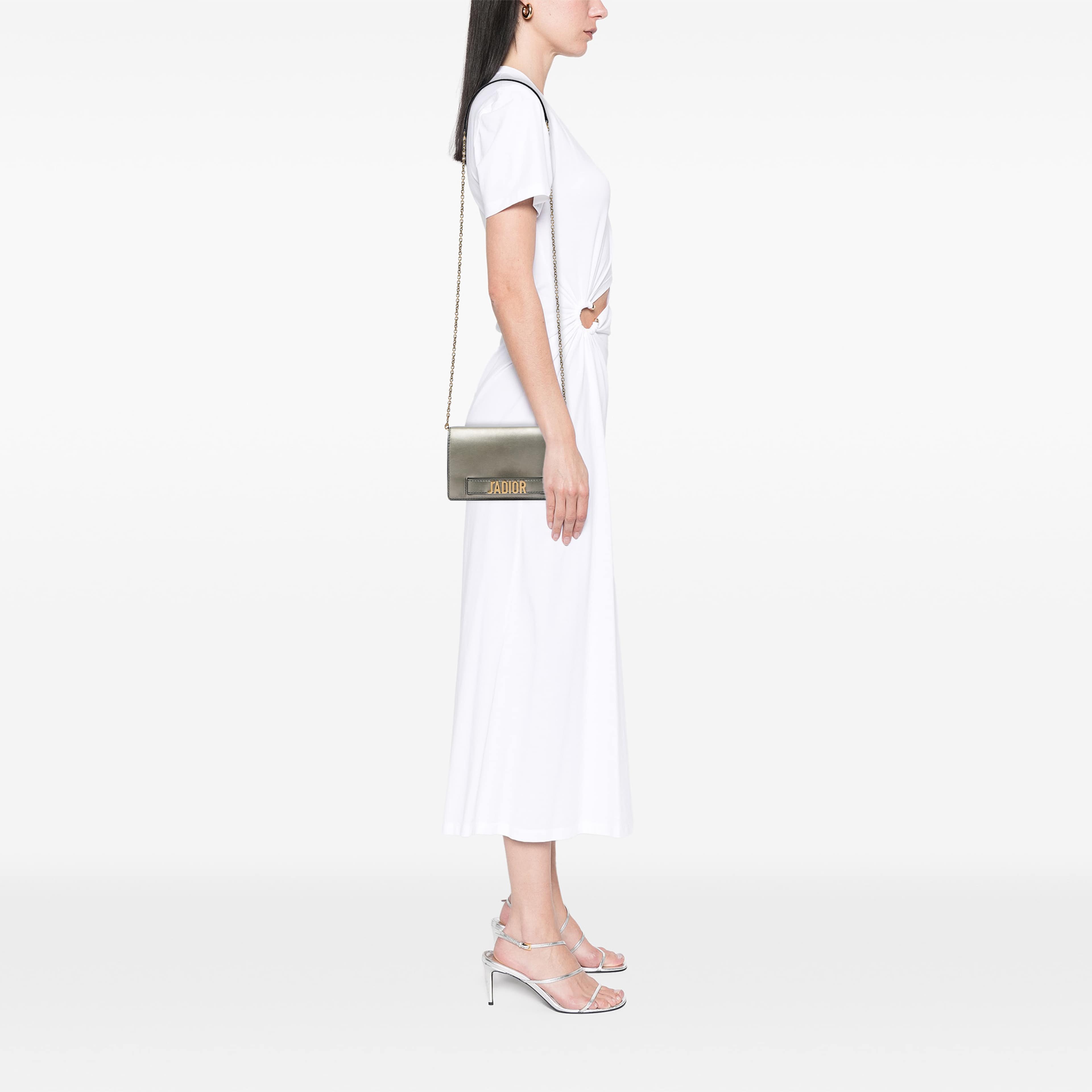 Dior Metallic Calfskin Jadior Clutch With Chain, från Luxclusif, i färgen silver. Klicka för att öppna bilden i stort format