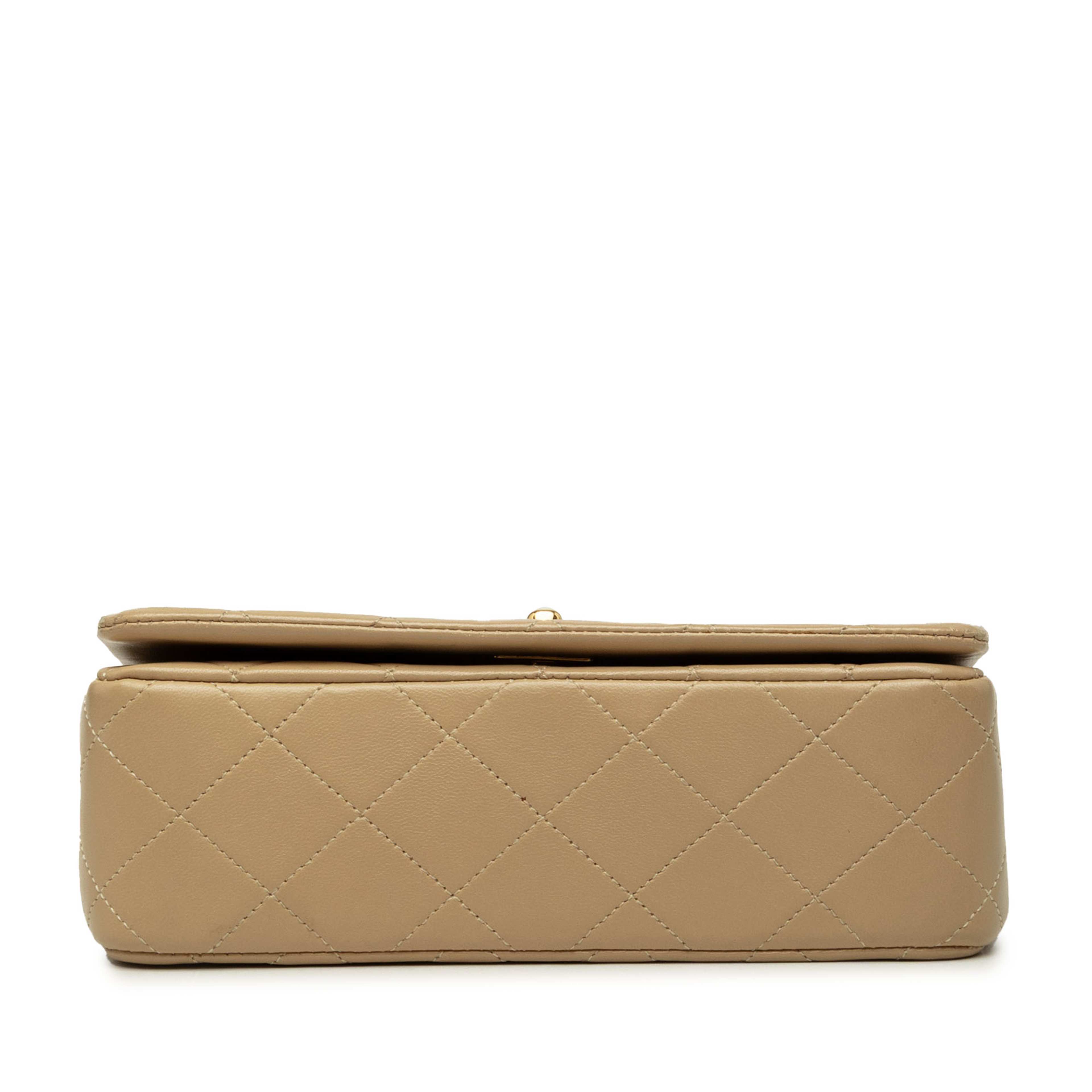 Chanel Mini Rectangular Cc Quilted Lambskin Full Single Flap, från Luxclusif, i färgen beige. Klicka för att öppna bilden i stort format