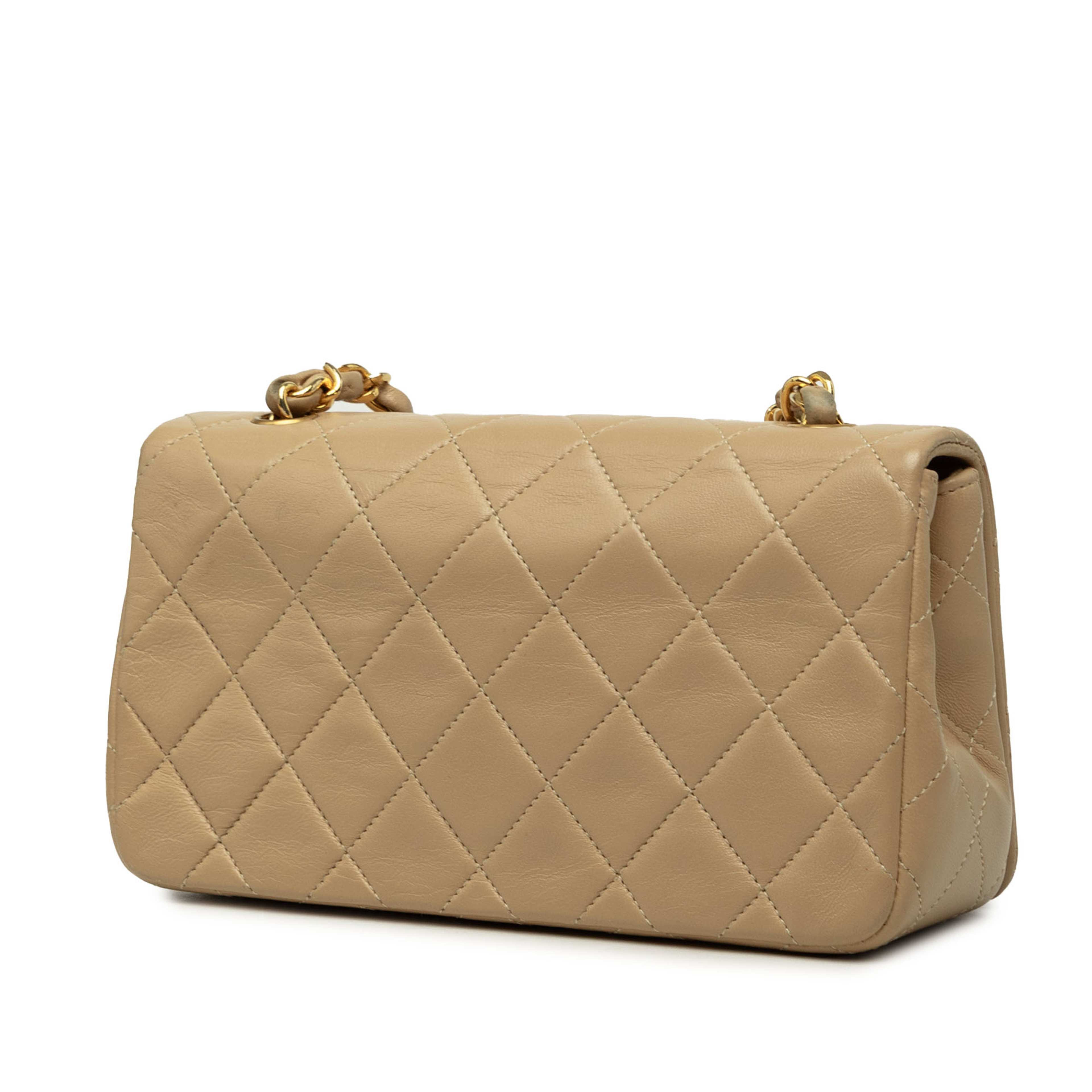 Chanel Mini Rectangular Cc Quilted Lambskin Full Single Flap, från Luxclusif, i färgen beige. Klicka för att öppna bilden i stort format
