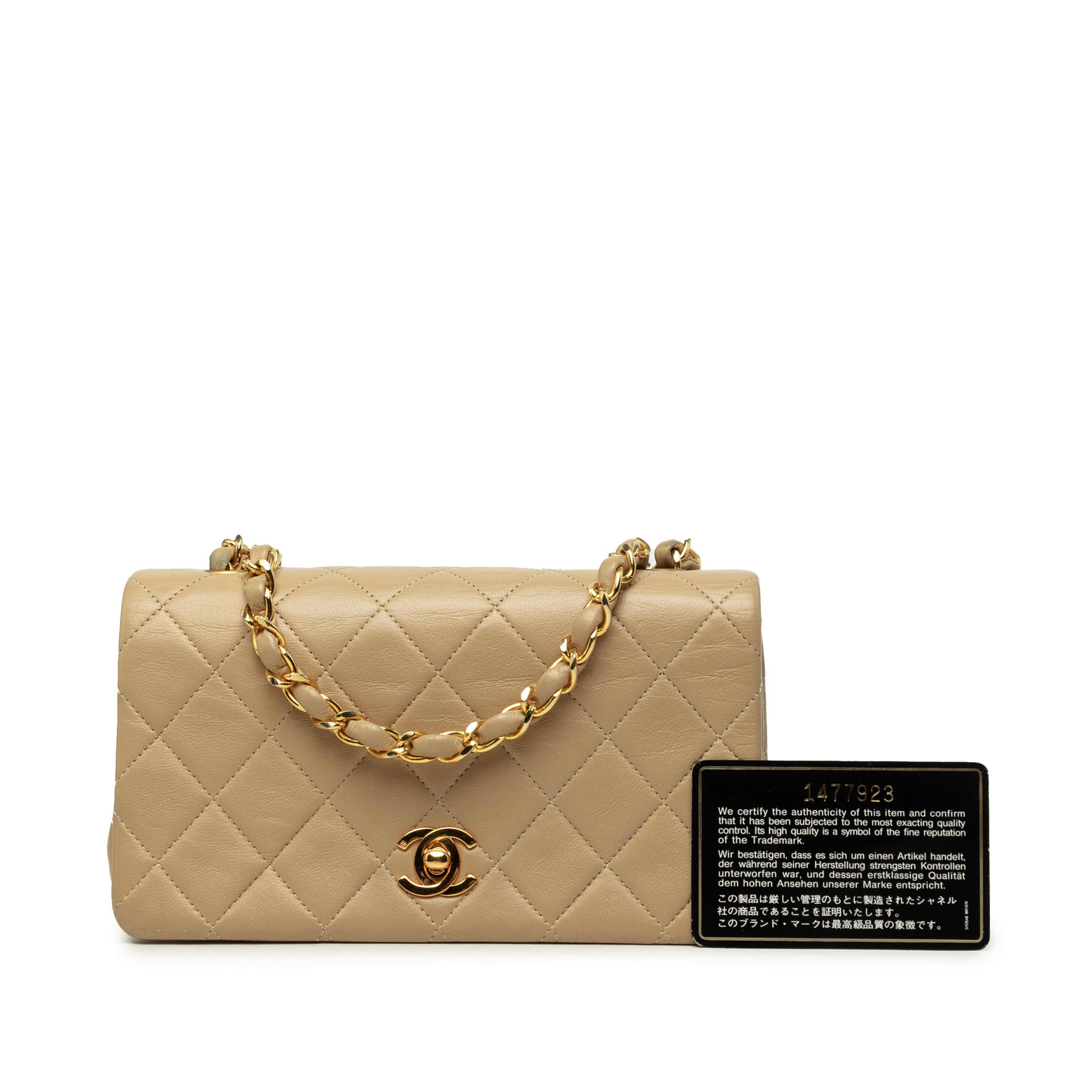 Chanel Mini Rectangular Cc Quilted Lambskin Full Single Flap, från Luxclusif, i färgen beige. Klicka för att öppna bilden i stort format