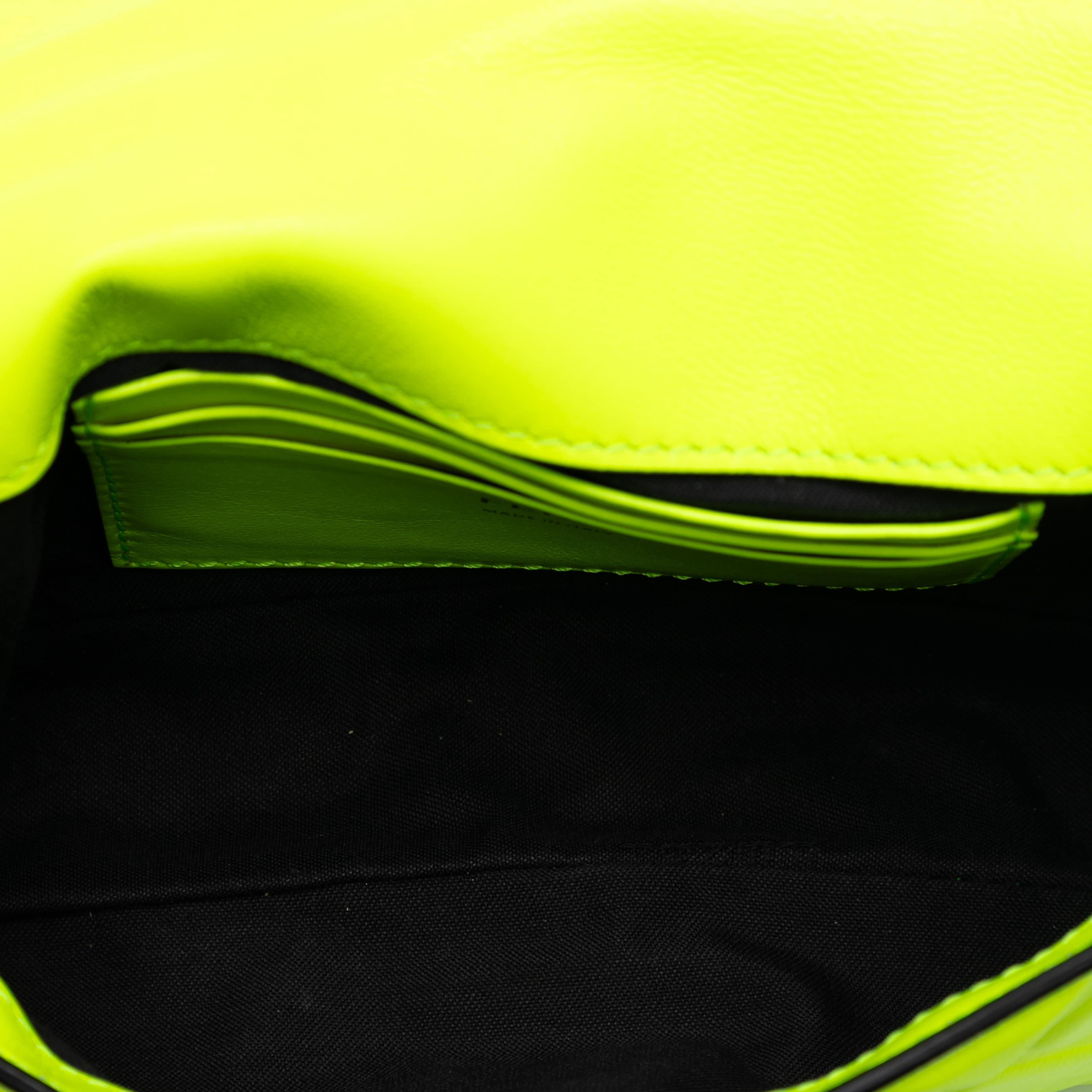 Fendi Mini Zucca Embossed Leather Baguette Satchel, från Luxclusif, i färgen neon yellow. Klicka för att öppna bilden i stort format