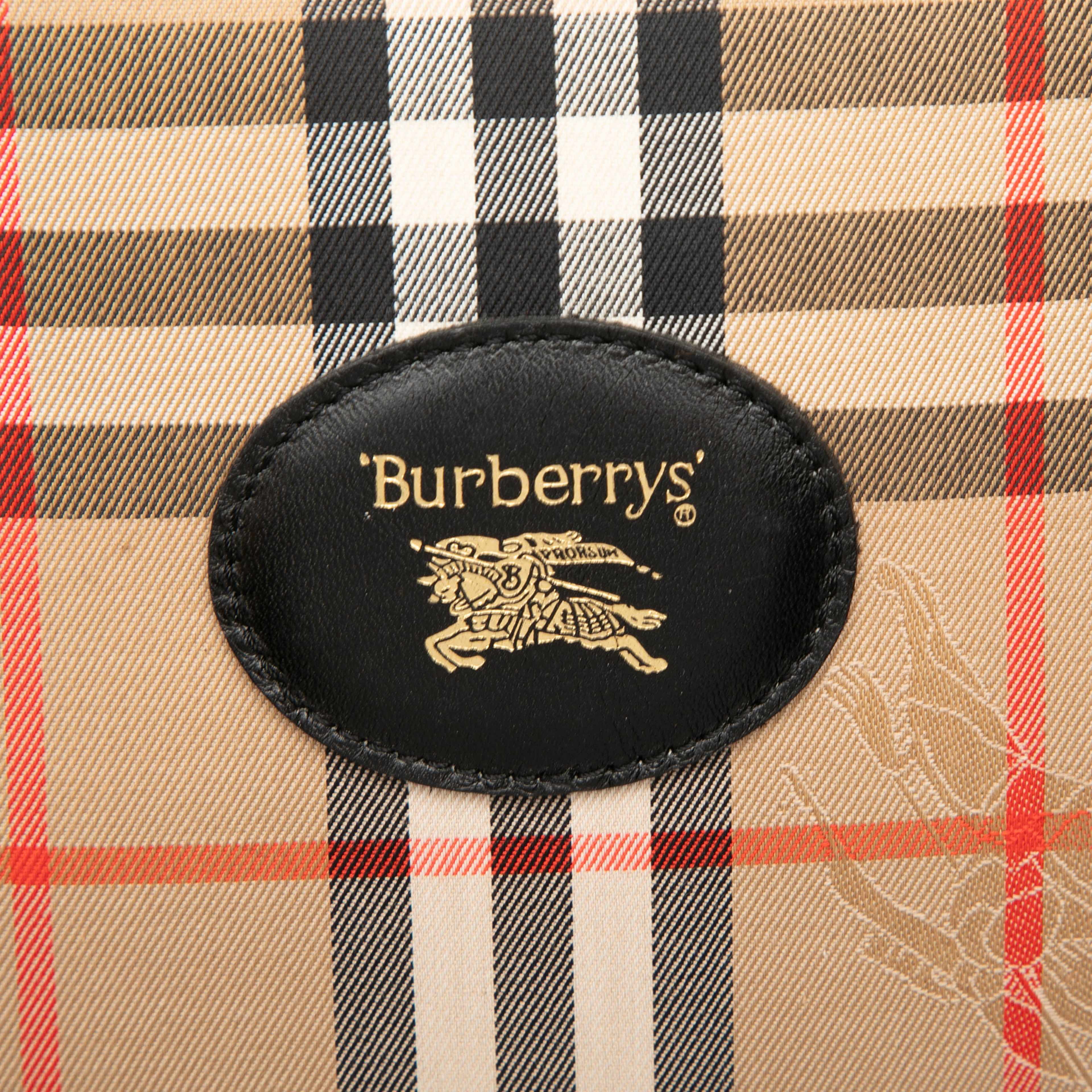 Burberry Haymarket Check Canvas Camera Bag, från Luxclusif, i färgen svart. Klicka för att öppna bilden i stort format