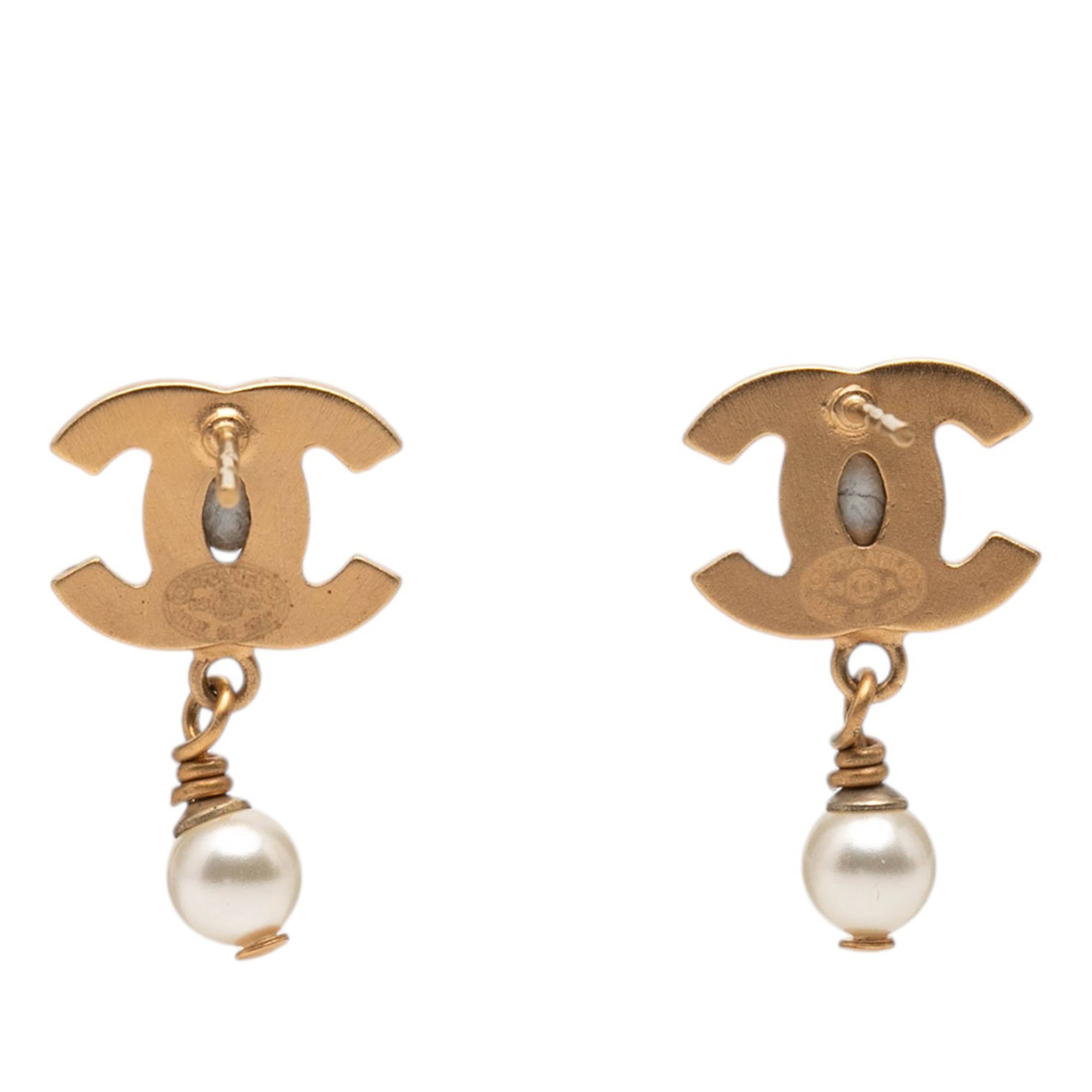 Chanel Cc Gold Plated Faux Pearl Drop Push Back Earrings, från Luxclusif, i färgen gold. Klicka för att öppna bilden i stort format
