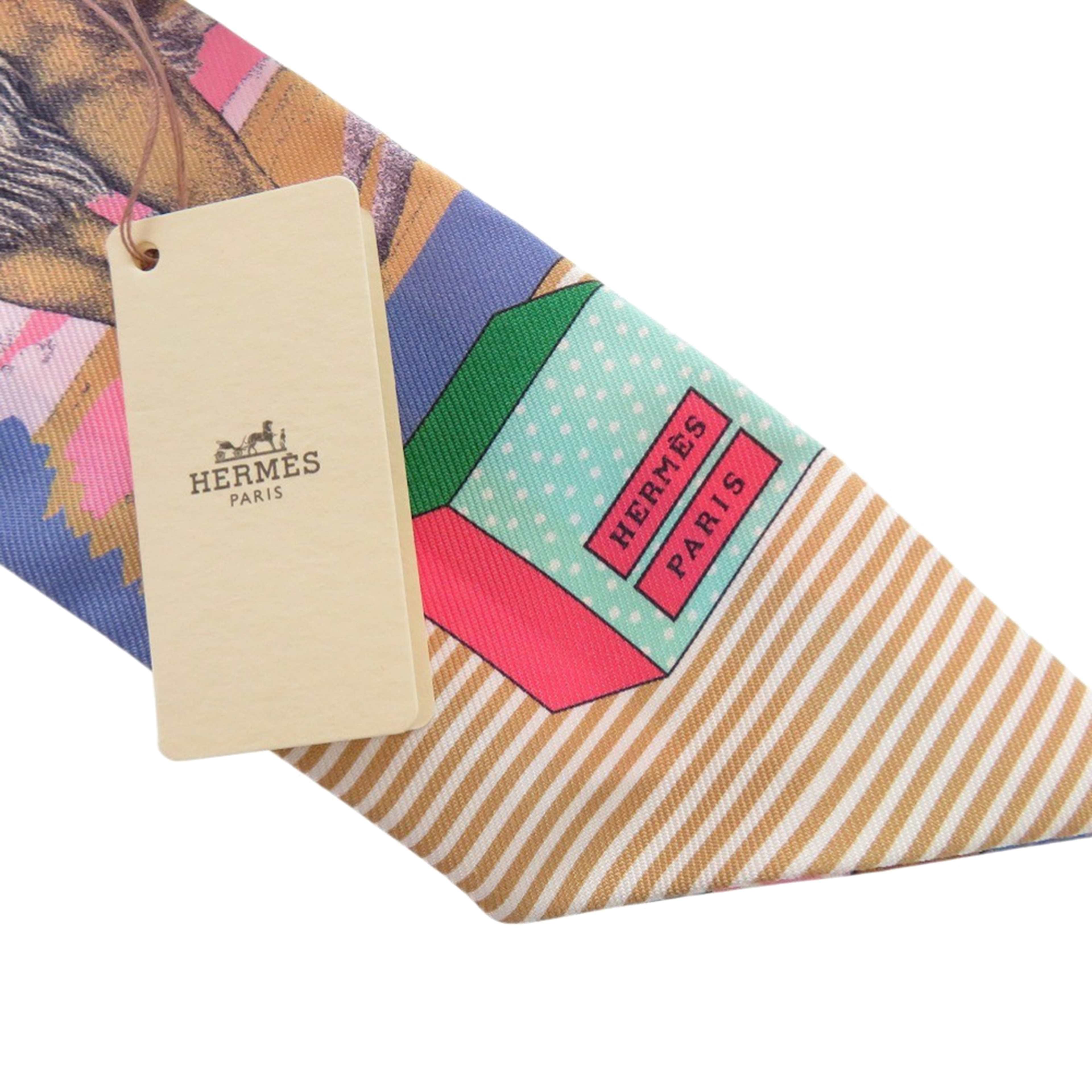 Hermès Grand Theatre Nouveau Silk Twilly Scarf, från Luxclusif, i färgen pink. Klicka för att öppna bilden i stort format