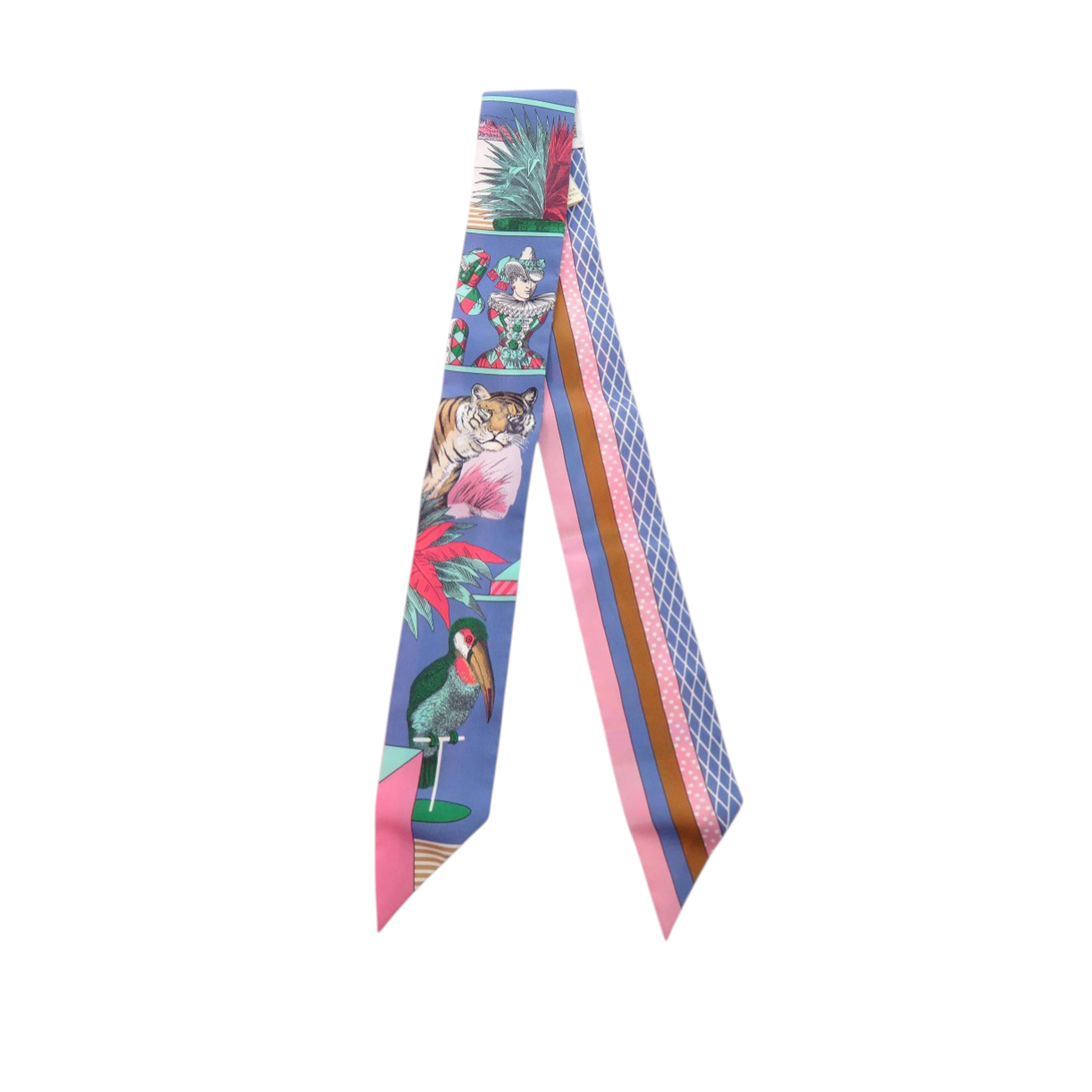 Hermès Grand Theatre Nouveau Silk Twilly Scarf, från Luxclusif, i färgen pink. Klicka för att öppna bilden i stort format