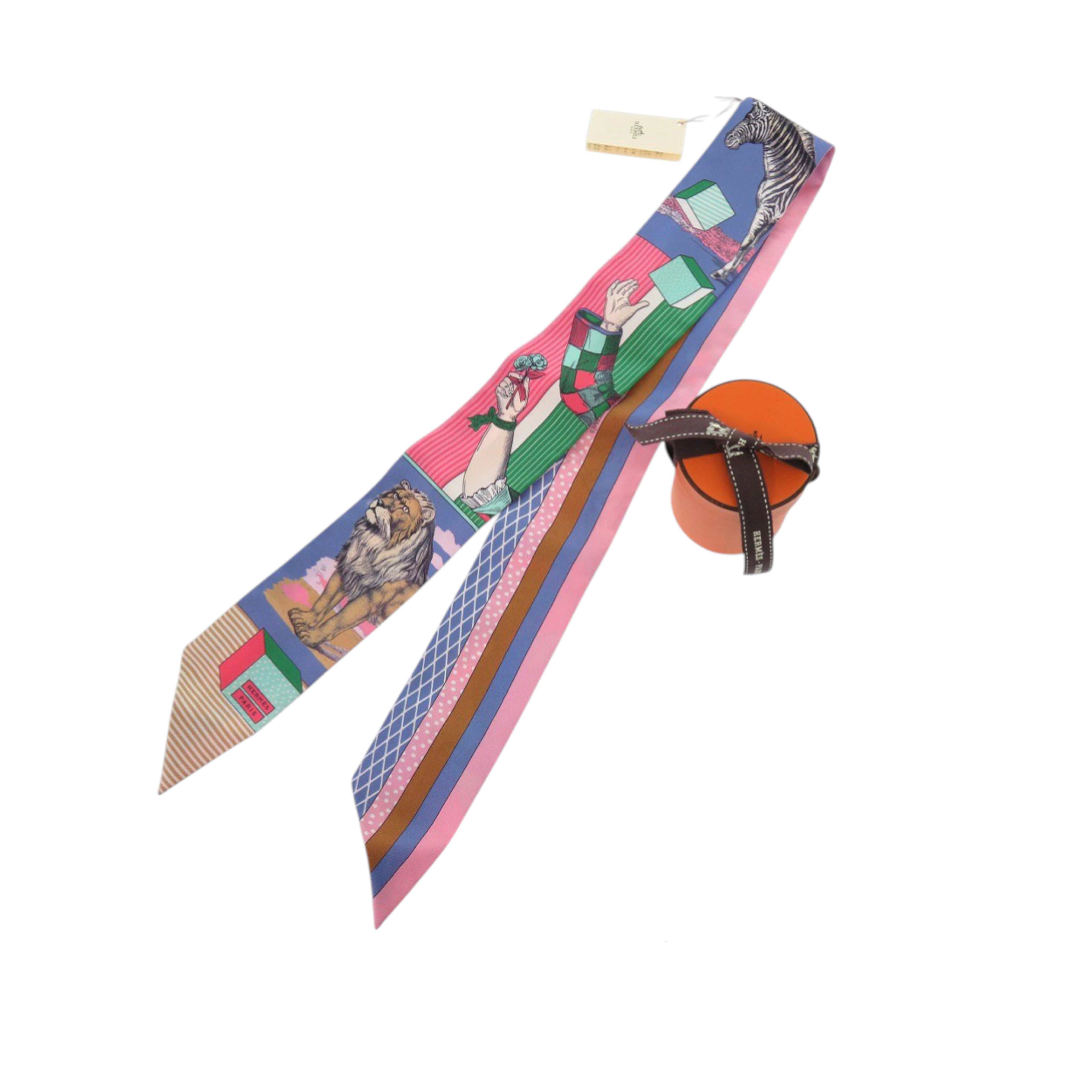 Hermès Grand Theatre Nouveau Silk Twilly Scarf, från Luxclusif, i färgen pink. Klicka för att öppna bilden i stort format