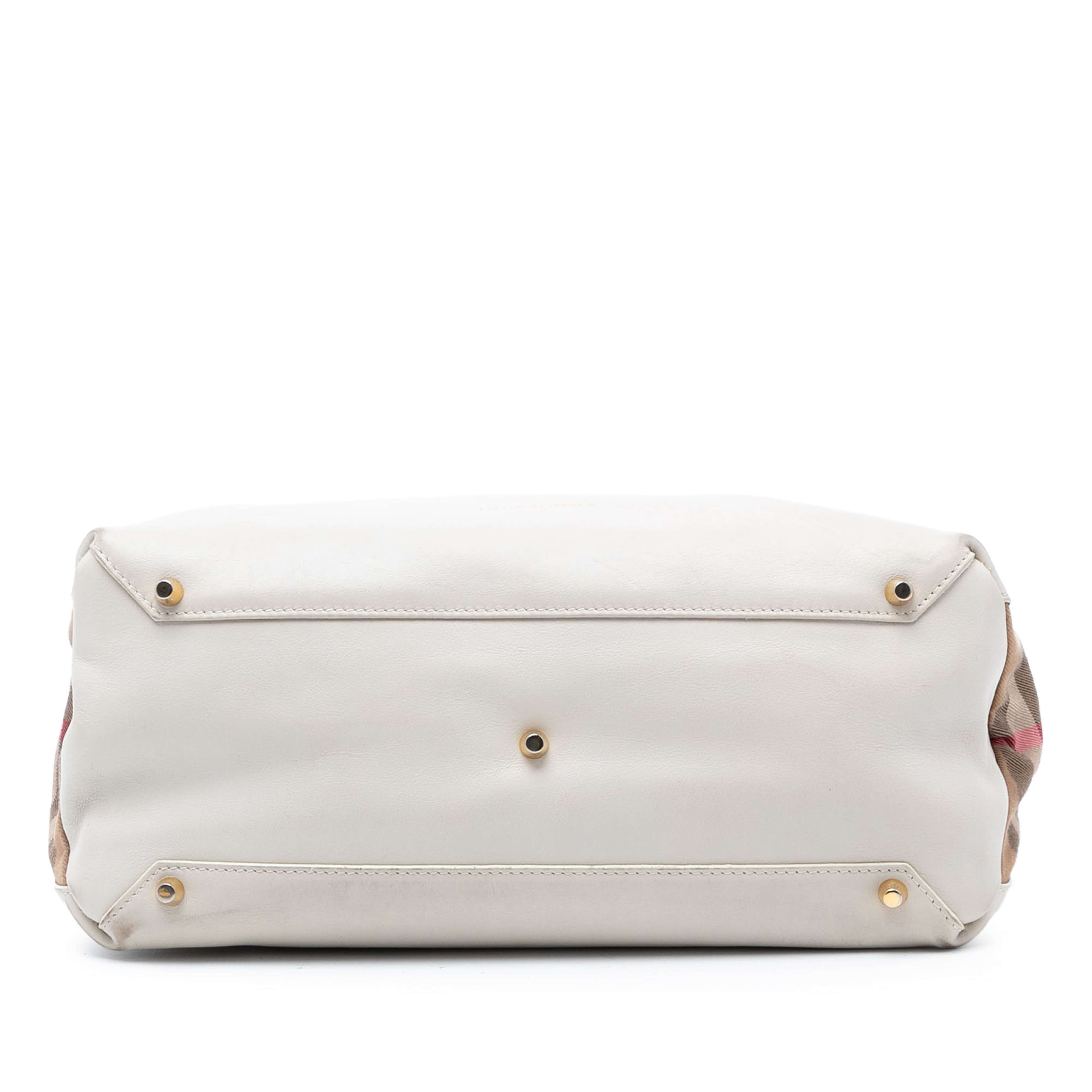 Burberry Medium Leather And House Check Banner Satchel, från Luxclusif, i färgen white. Klicka för att öppna bilden i stort format