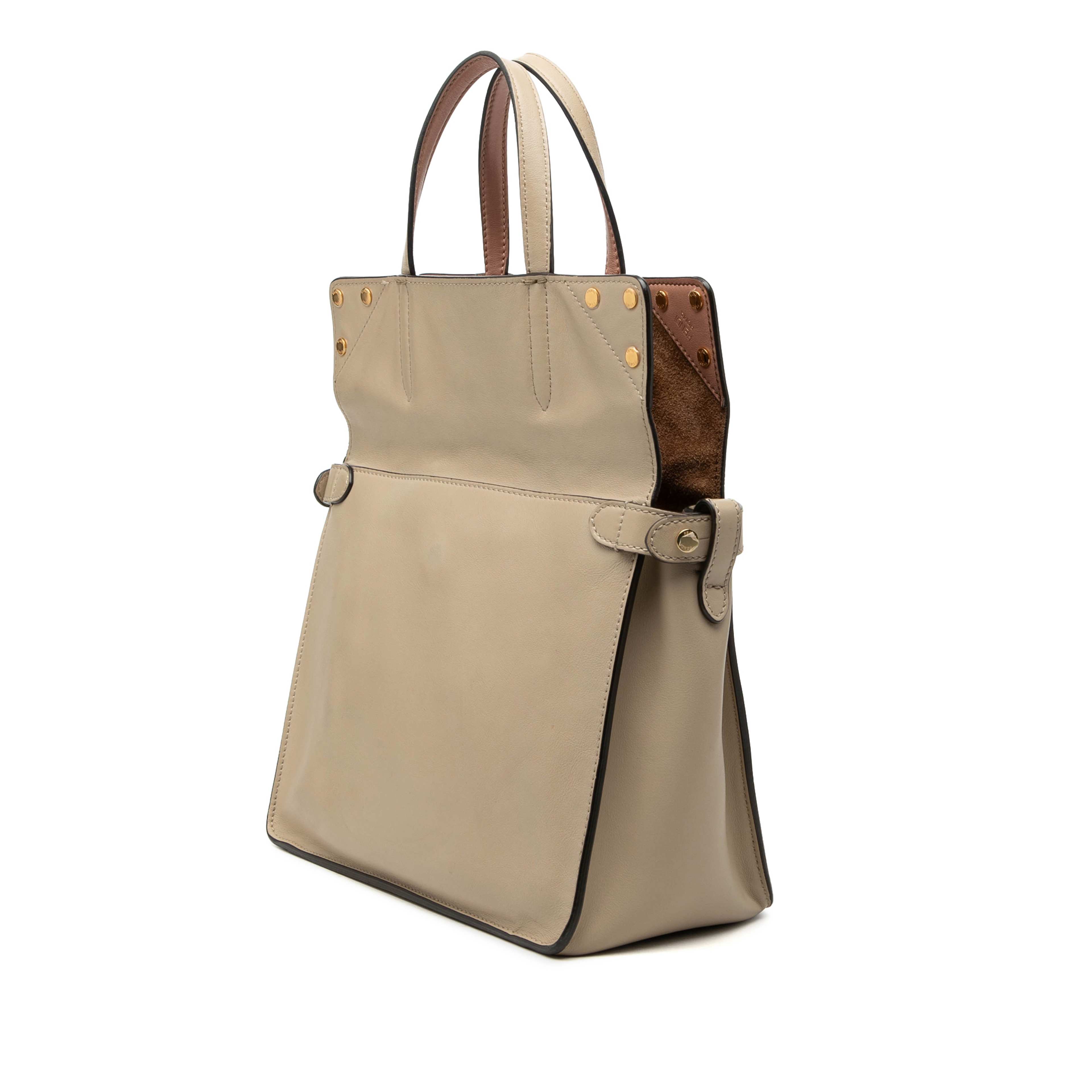 Fendi Vitello Grace And Suede Flip Satchel, från Luxclusif, i färgen beige. Klicka för att öppna bilden i stort format