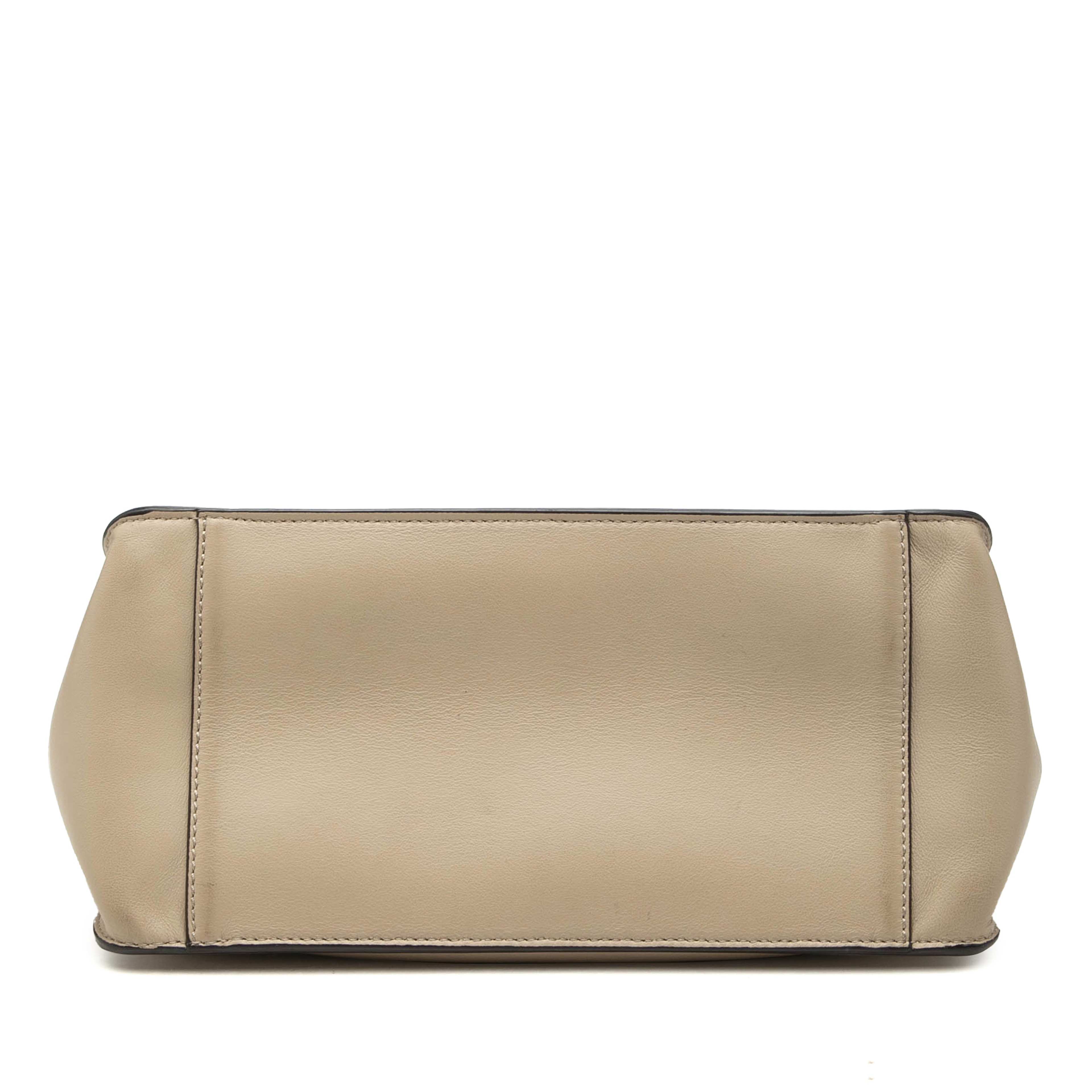 Fendi Vitello Grace And Suede Flip Satchel, från Luxclusif, i färgen beige. Klicka för att öppna bilden i stort format