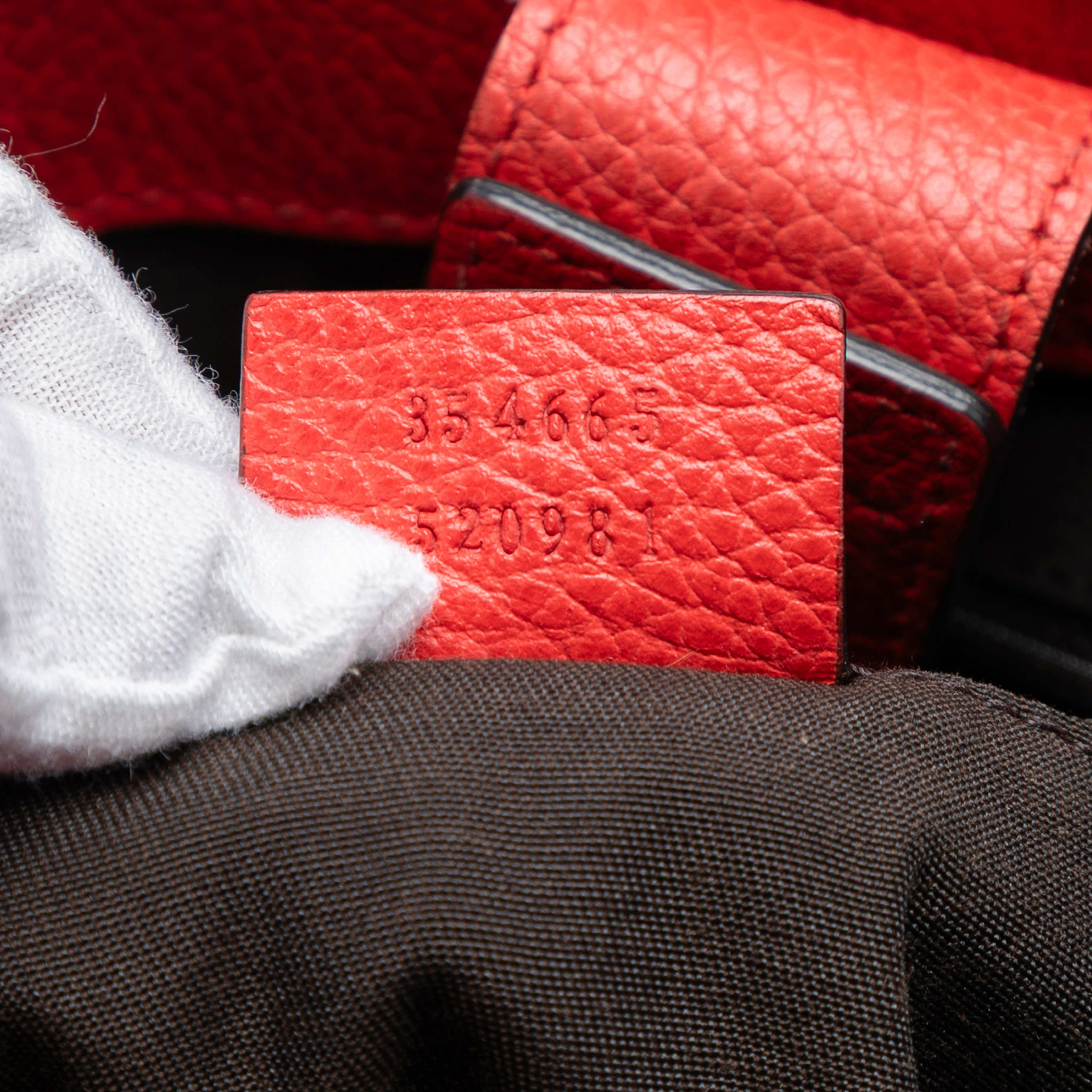Gucci Leather Bamboo Tassel Tote, från Luxclusif, i färgen röd. Klicka för att öppna bilden i stort format
