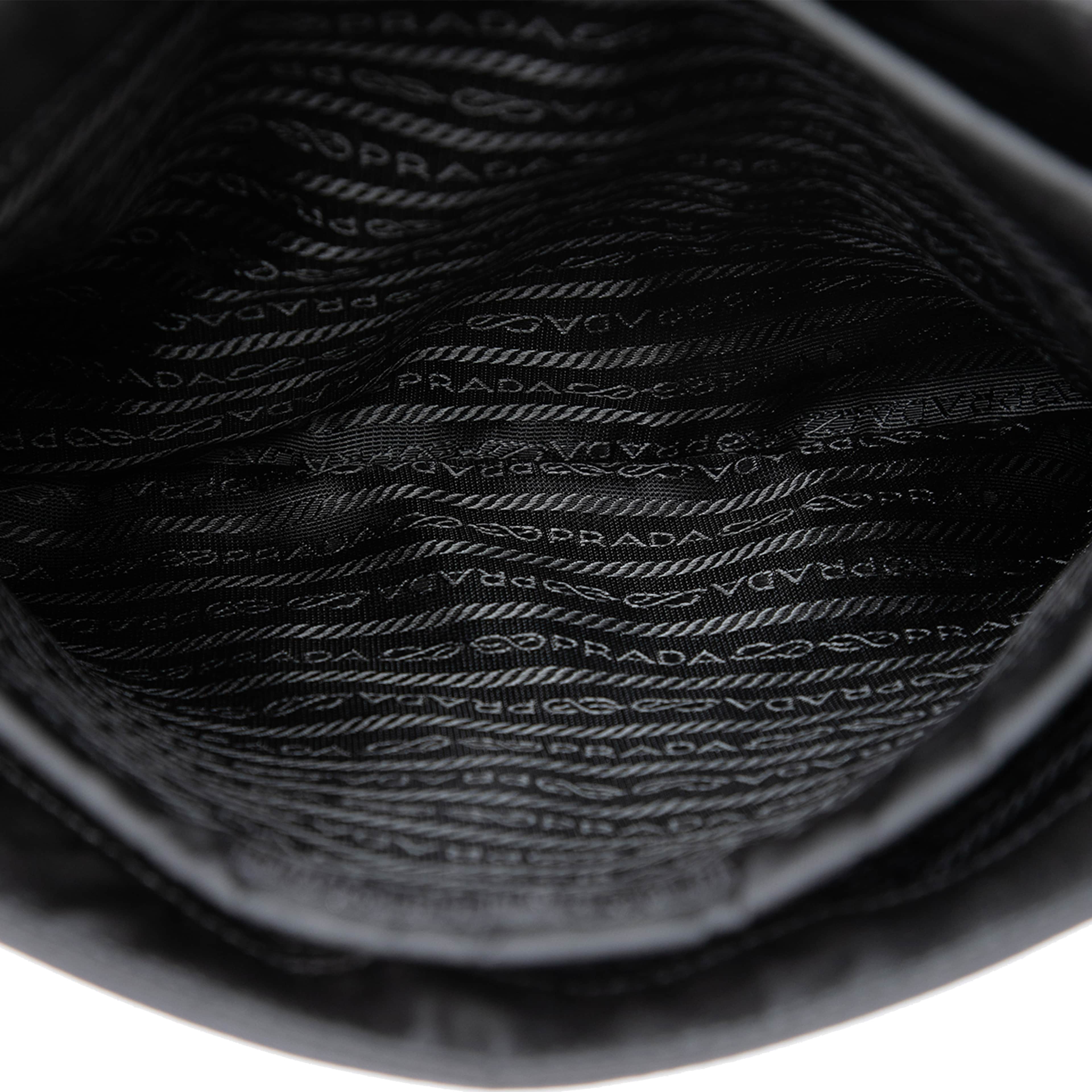 Prada Tessuto Metal Handle Bag, från Luxclusif, i färgen svart. Klicka för att öppna bilden i stort format