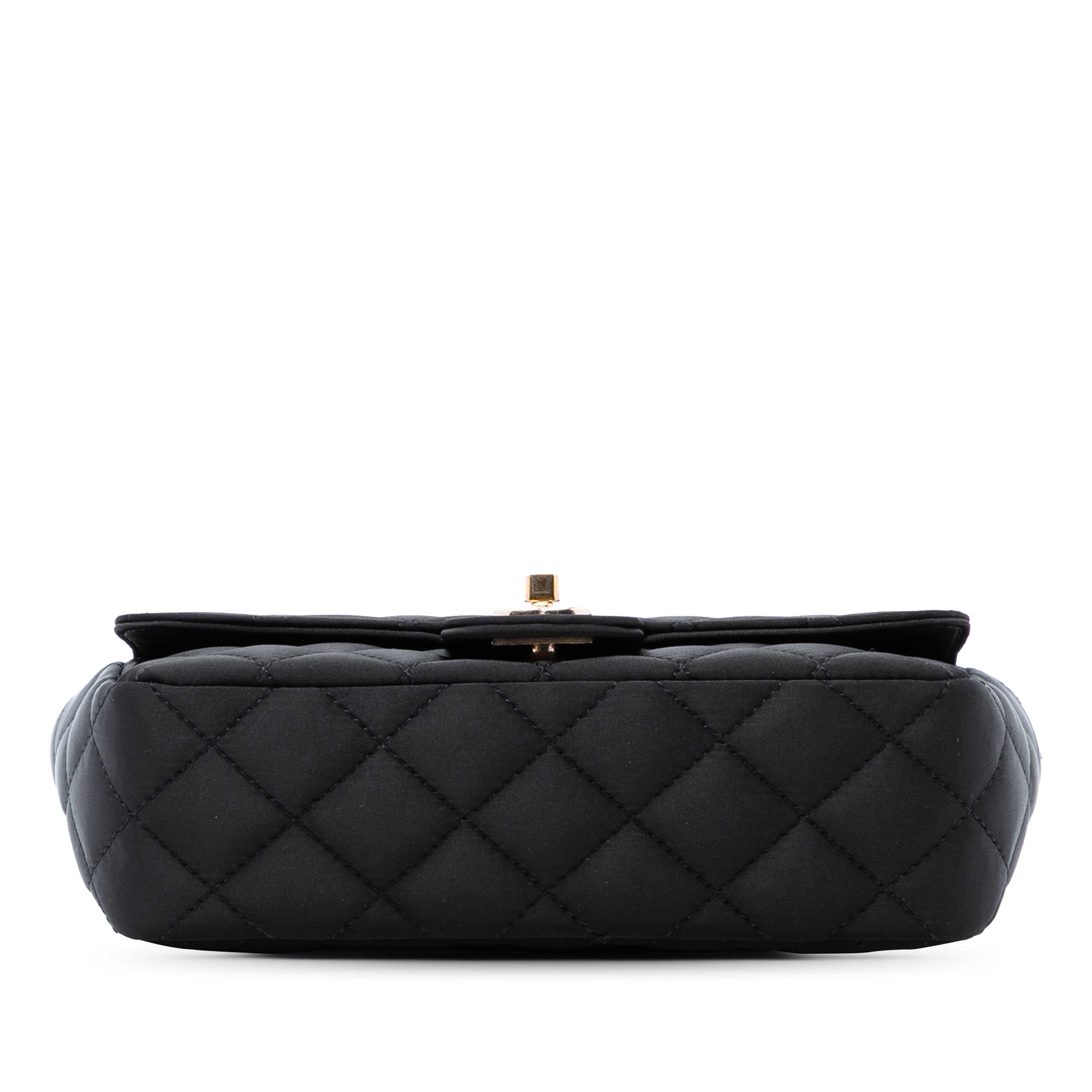 Chanel Mini Rectangular Quilted Satin Single Flap, från Luxclusif, i färgen black. Klicka för att öppna bilden i stort format