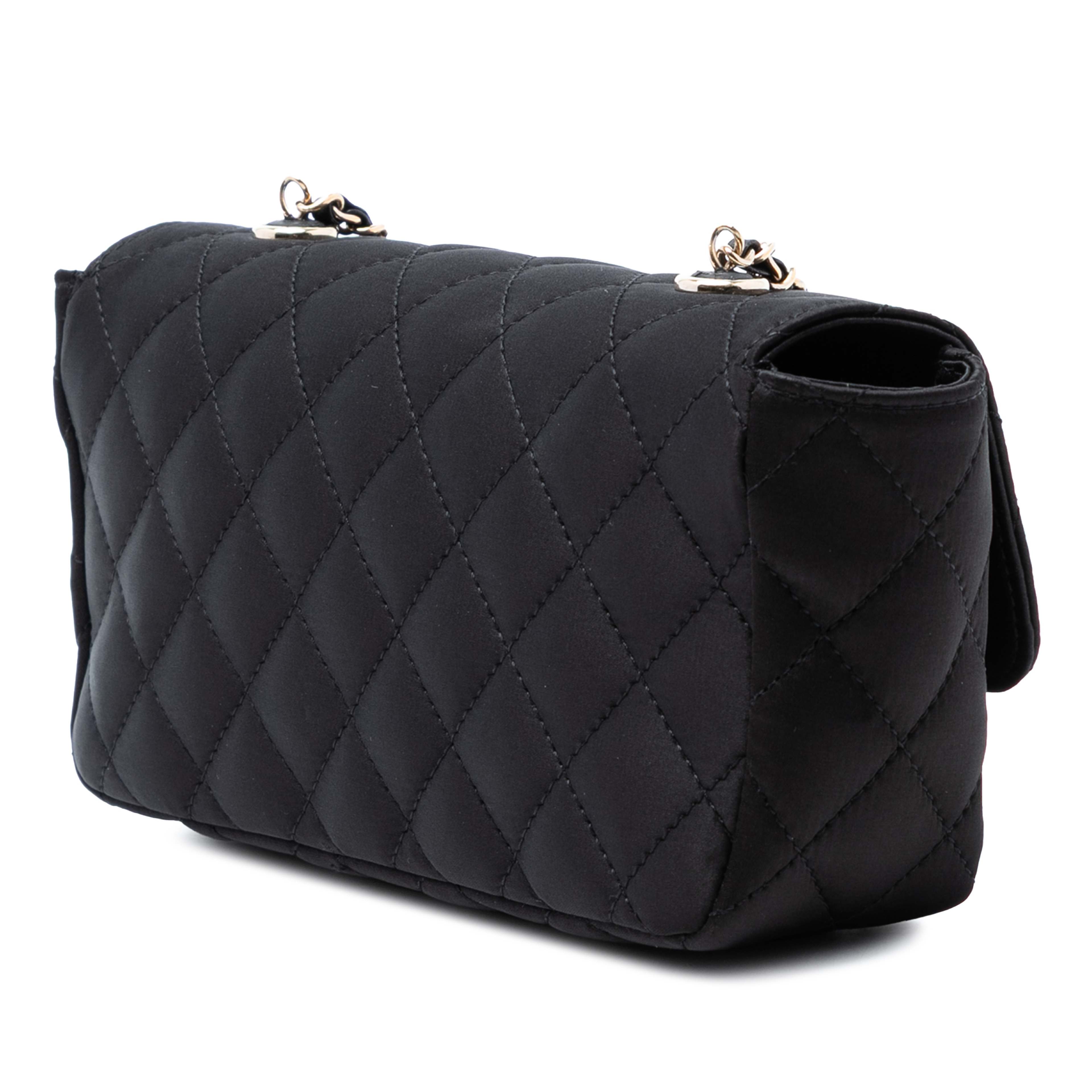 Chanel Mini Rectangular Quilted Satin Single Flap, från Luxclusif, i färgen black. Klicka för att öppna bilden i stort format