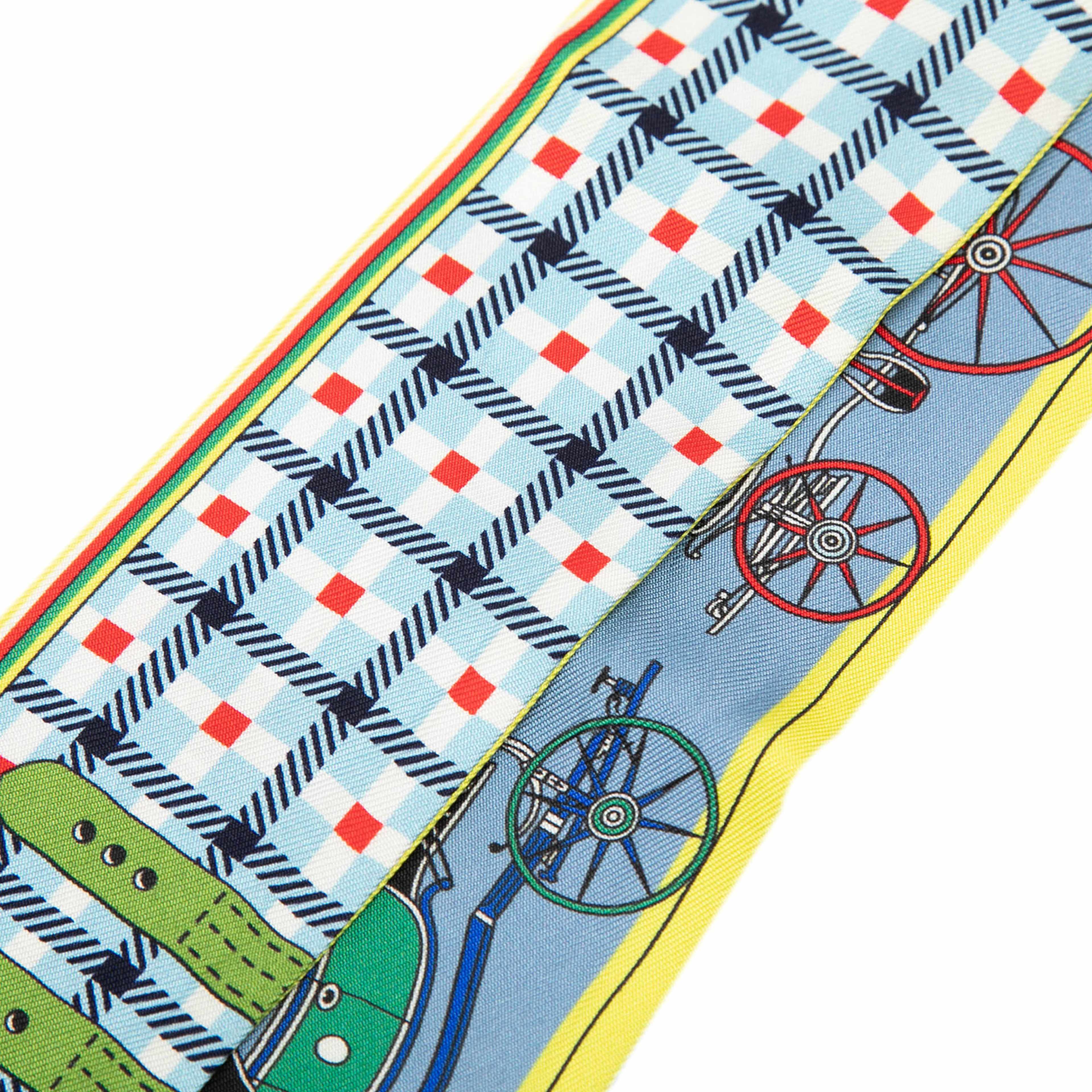 Hermès Les Voitures Nouvelles Silk Twilly Scarf, från Luxclusif, i färgen light blue. Klicka för att öppna bilden i stort format