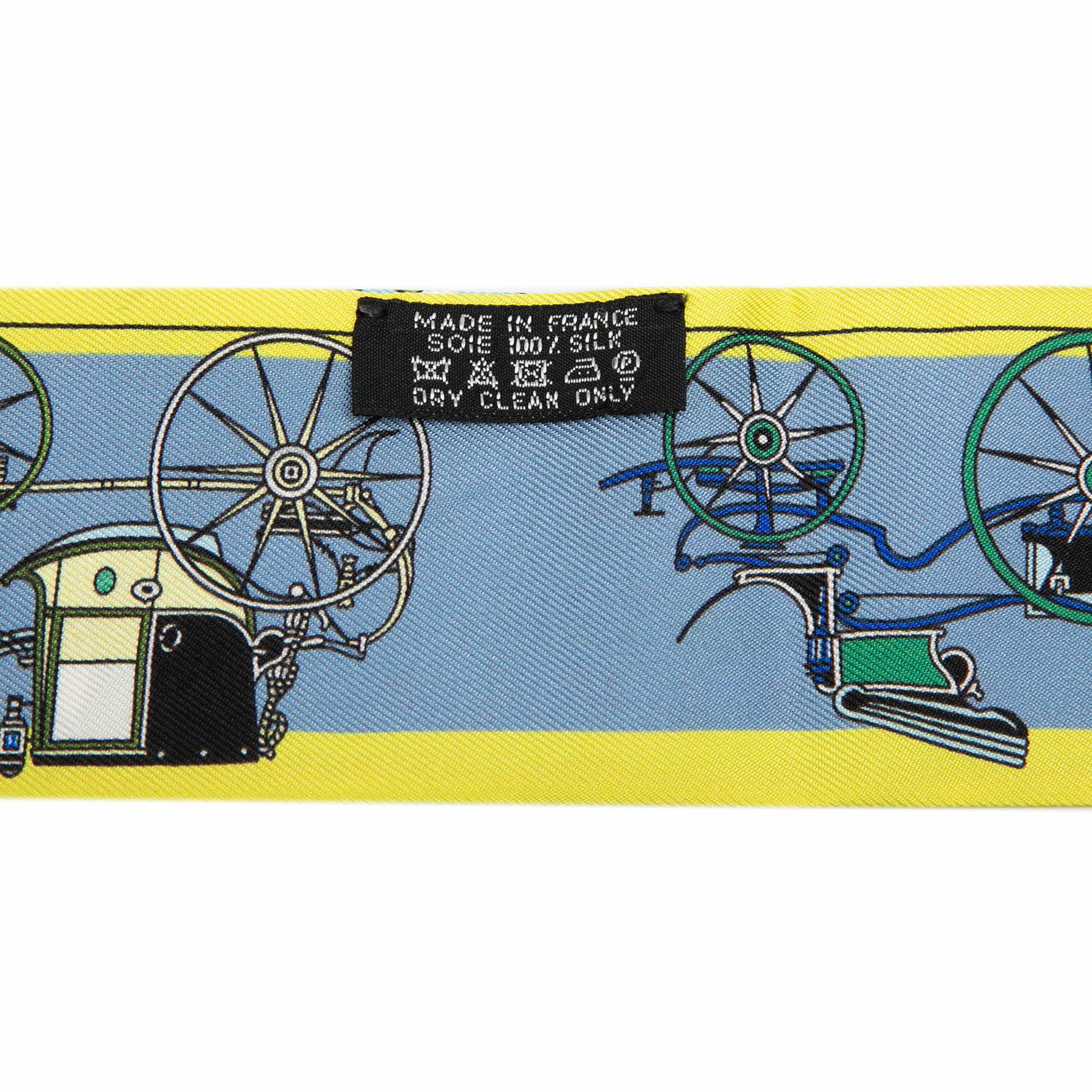 Hermès Les Voitures Nouvelles Silk Twilly Scarf, från Luxclusif, i färgen light blue. Klicka för att öppna bilden i stort format