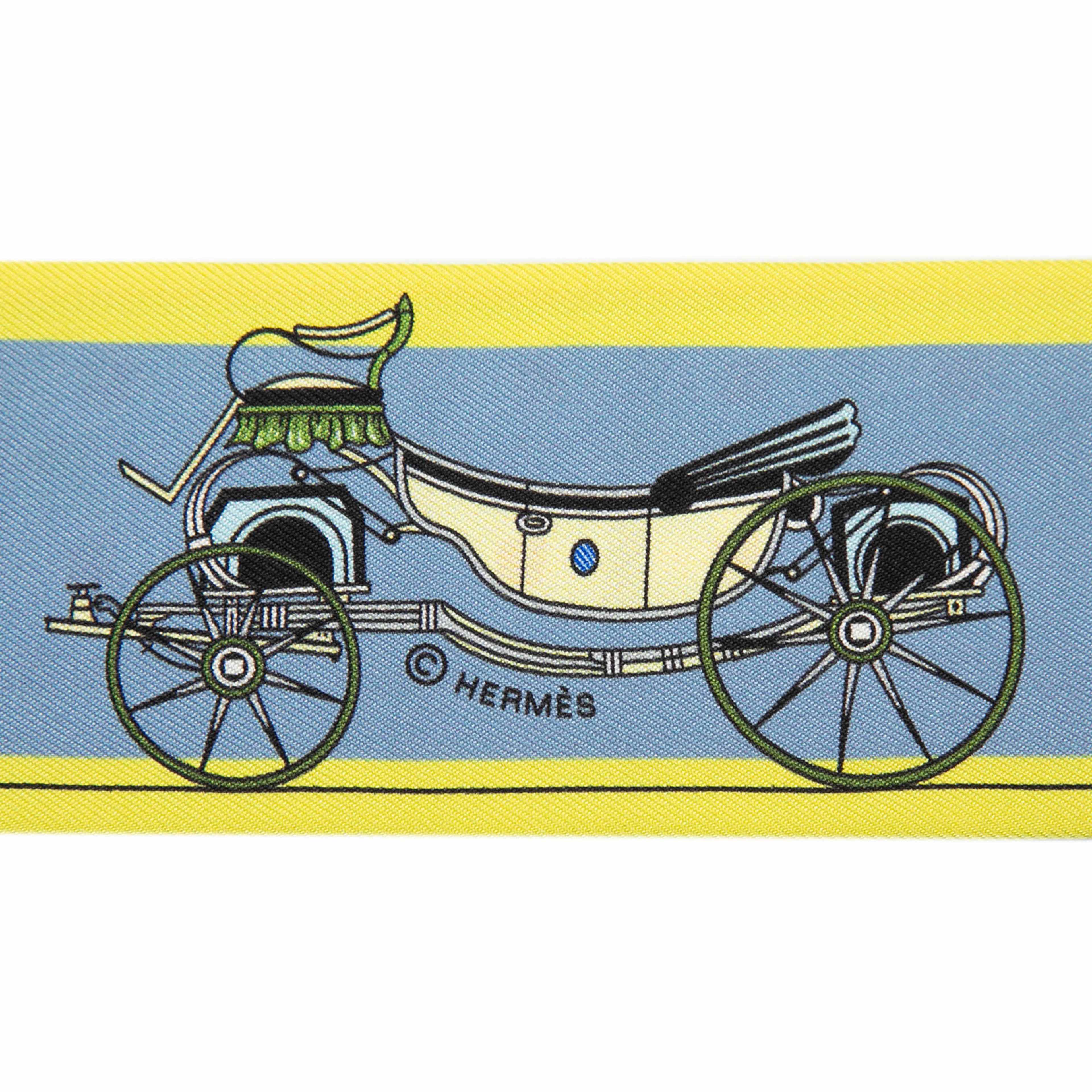 Hermès Les Voitures Nouvelles Silk Twilly Scarf, från Luxclusif, i färgen light blue. Klicka för att öppna bilden i stort format