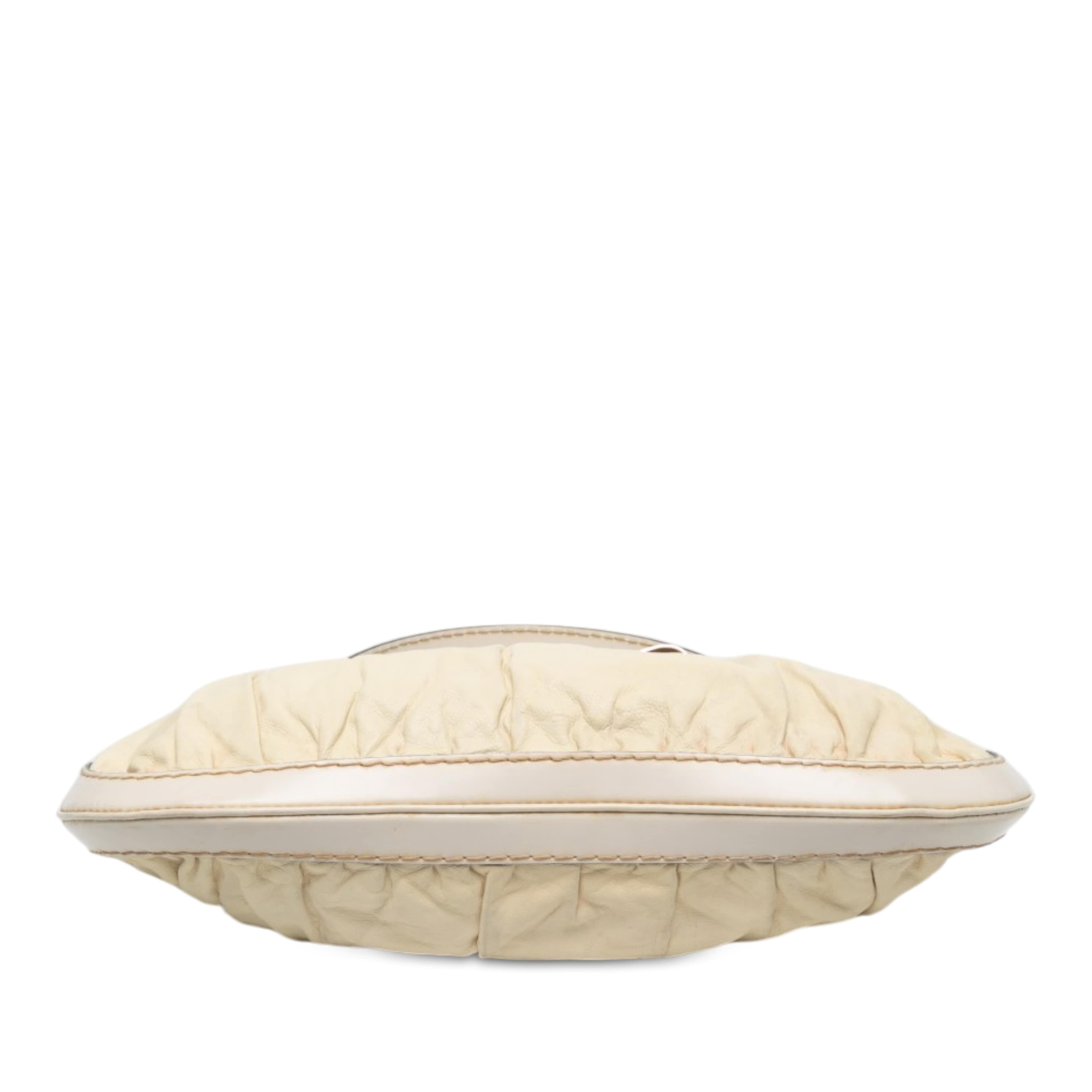 Gucci Calfskin Queen Hobo, från Luxclusif, i färgen vit. Klicka för att öppna bilden i stort format