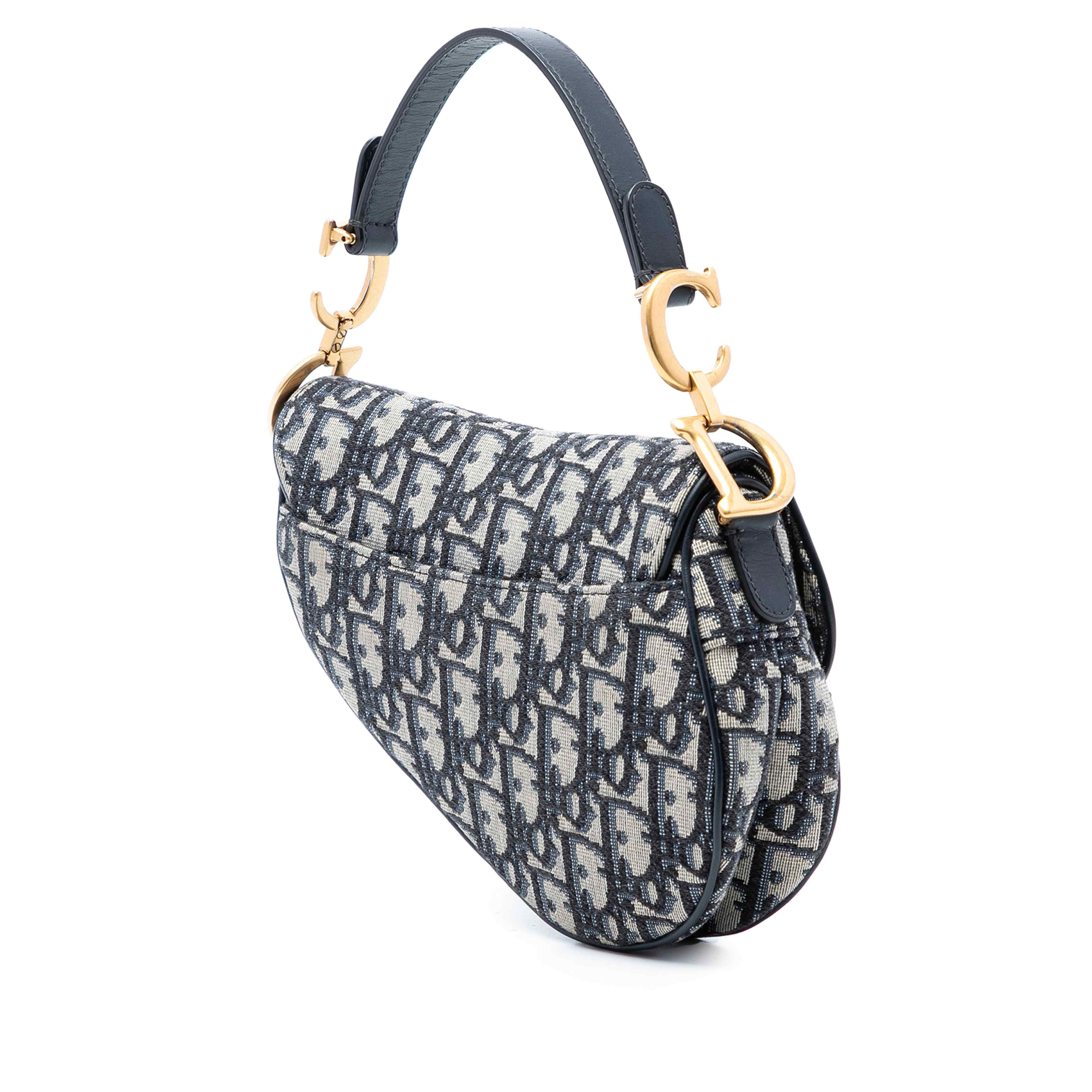 Dior Mini Oblique Canvas Saddle Bag, från Luxclusif, i färgen blå. Klicka för att öppna bilden i stort format