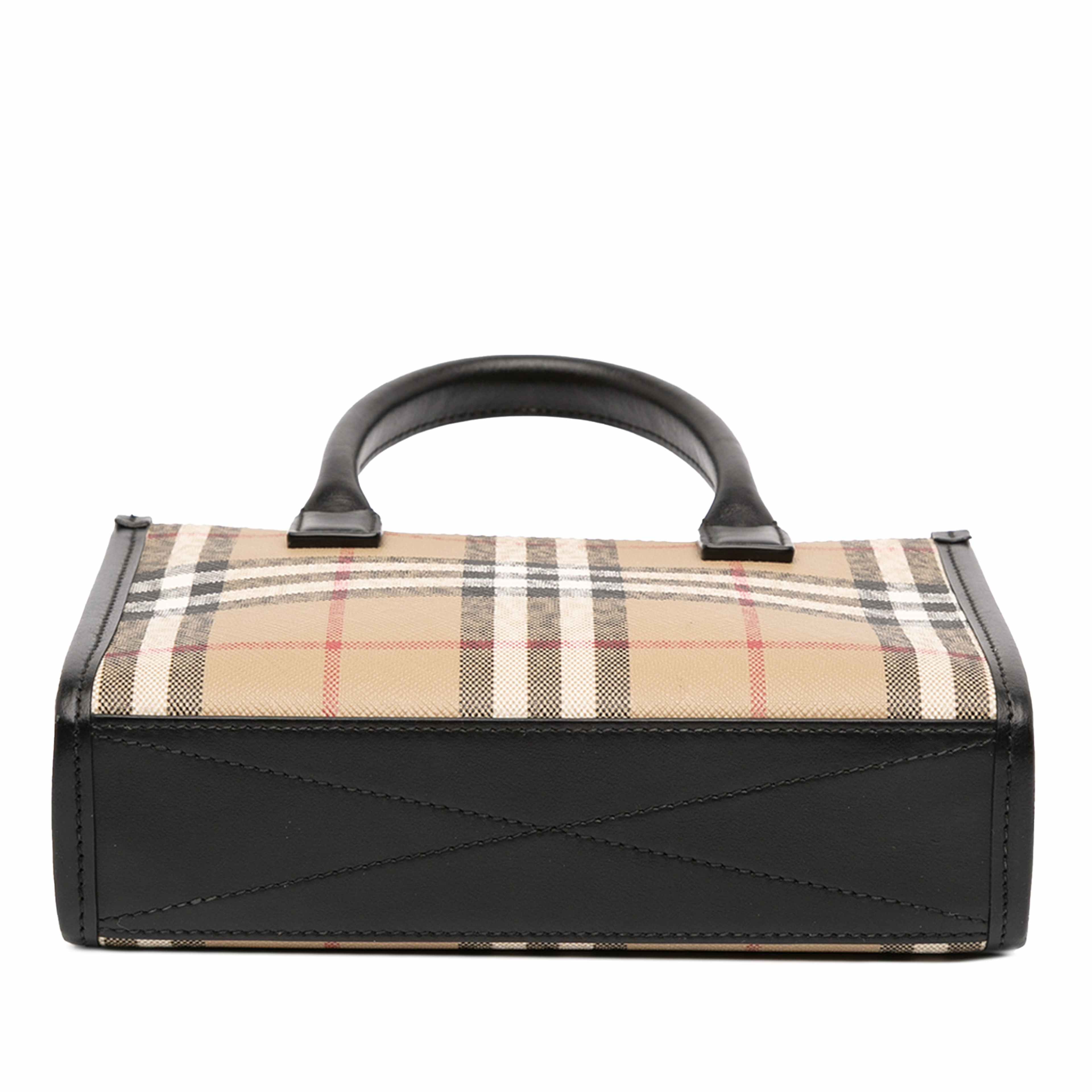 Burberry Mini House Check Coated Canvas Denny Tote, från Luxclusif, i färgen beige. Klicka för att öppna bilden i stort format