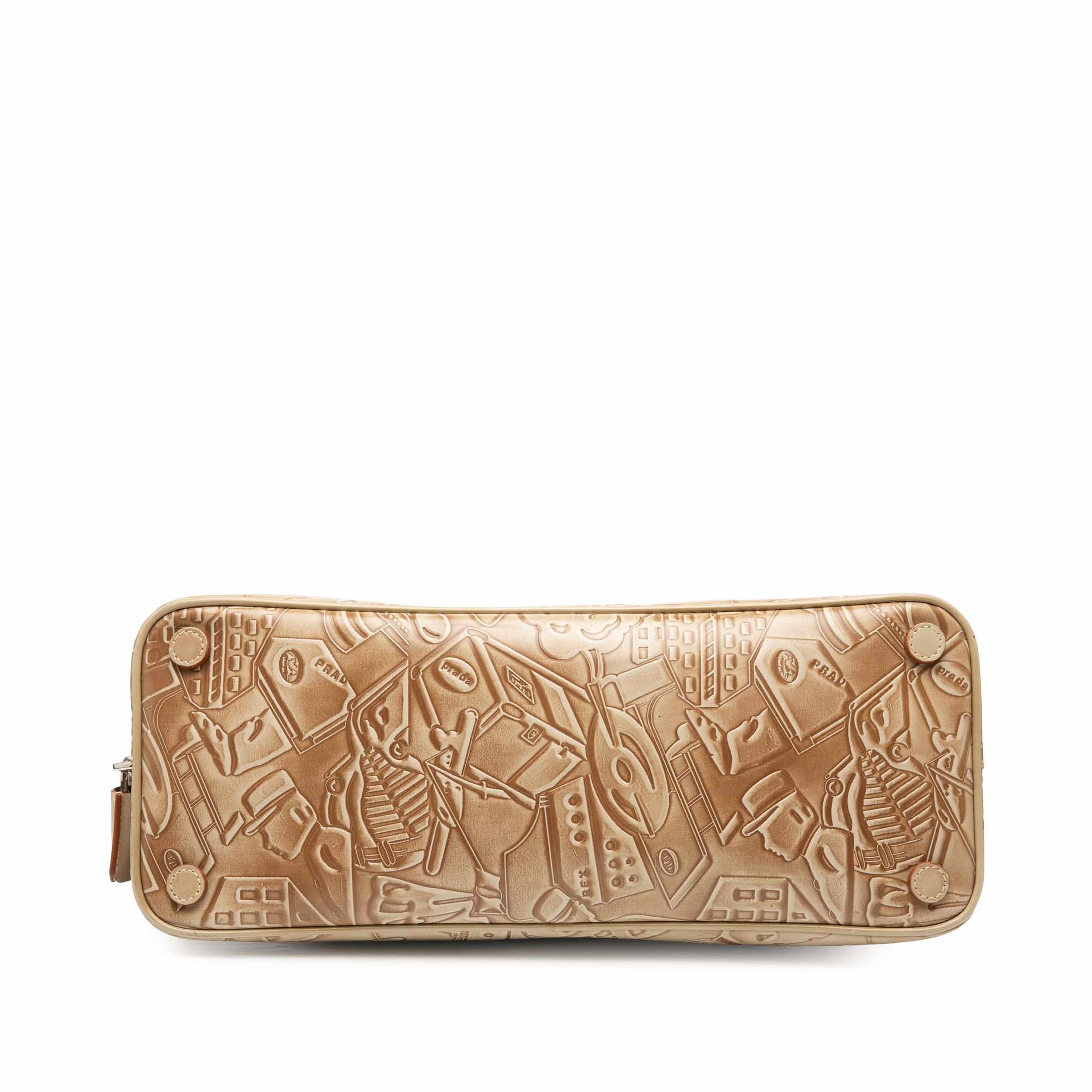 Prada Embossed Leather Handbag, från Luxclusif, i färgen beige. Klicka för att öppna bilden i stort format