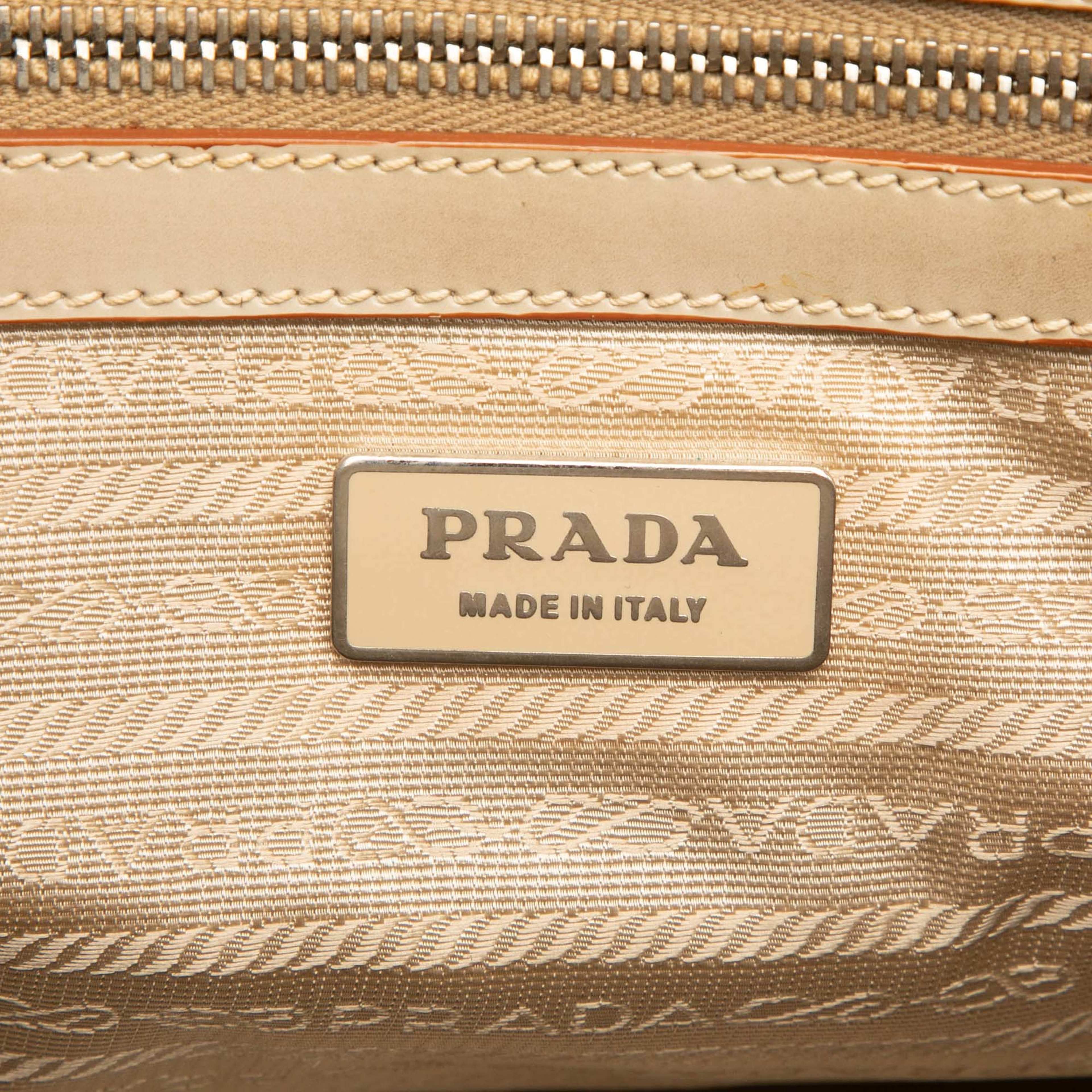 Prada Embossed Leather Handbag, från Luxclusif, i färgen beige. Klicka för att öppna bilden i stort format