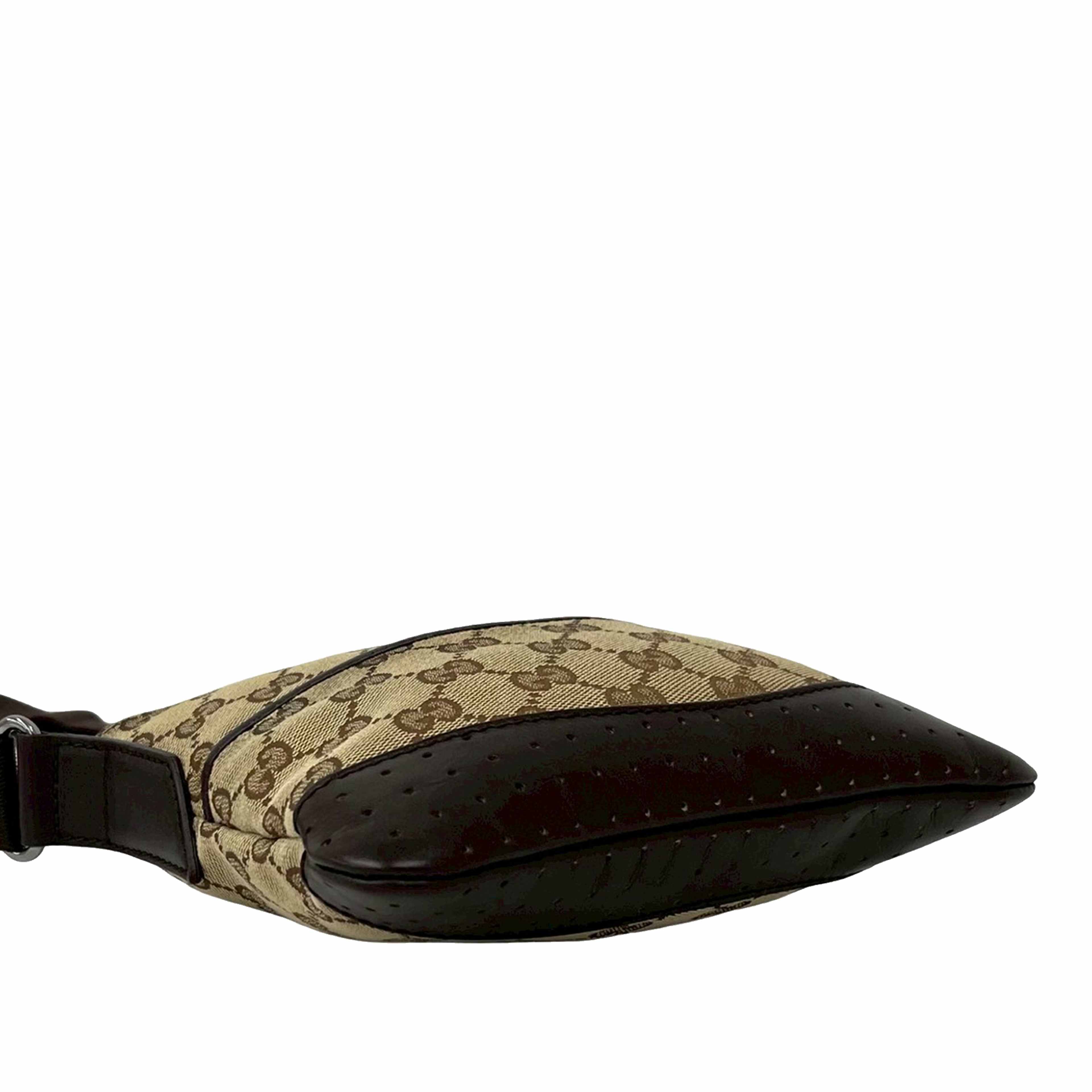 Gucci Small Gg Canvas Perforated Crossbody, från Luxclusif, i färgen beige. Klicka för att öppna bilden i stort format