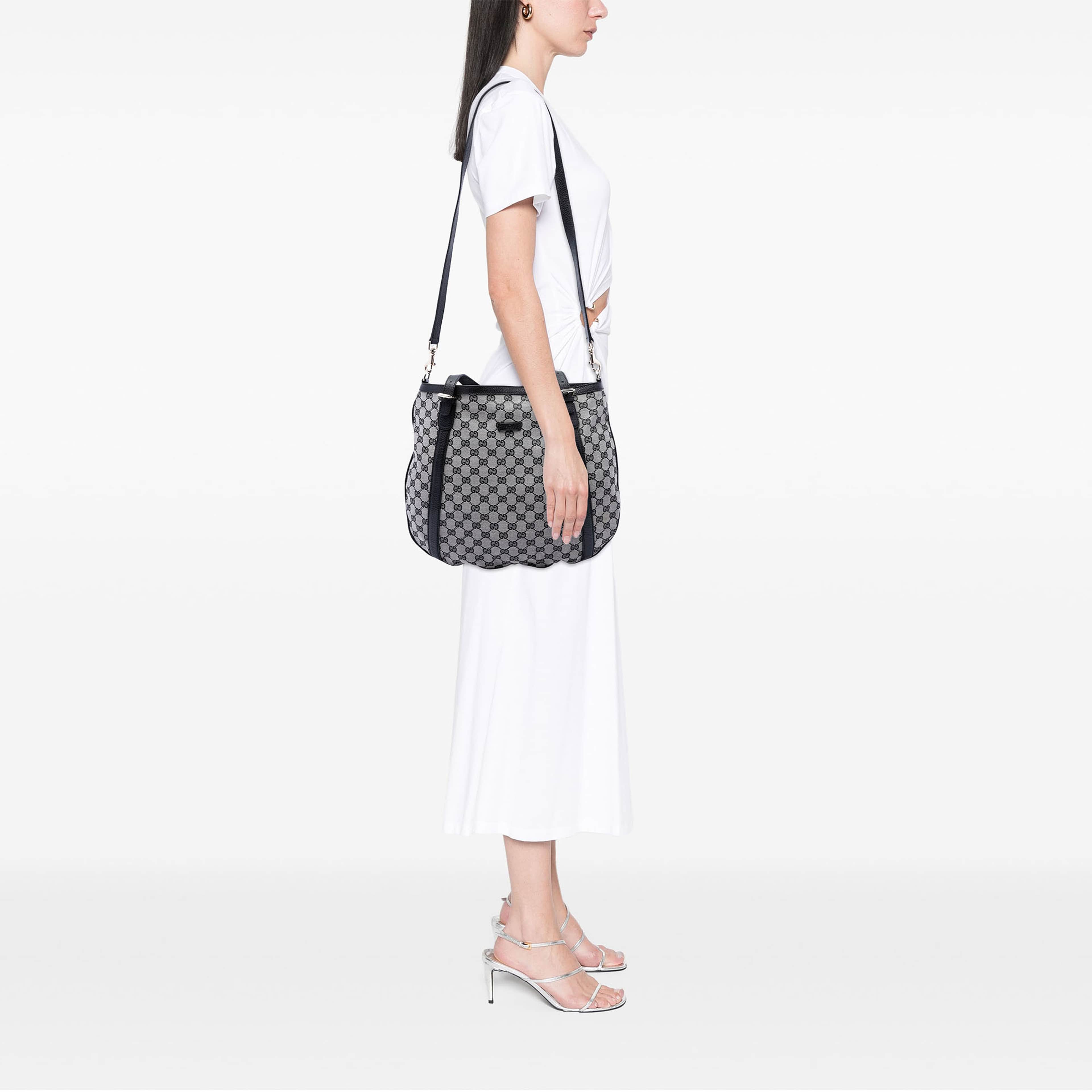 Gucci Gg Canvas Satchel, från Luxclusif, i färgen svart. Klicka för att öppna bilden i stort format
