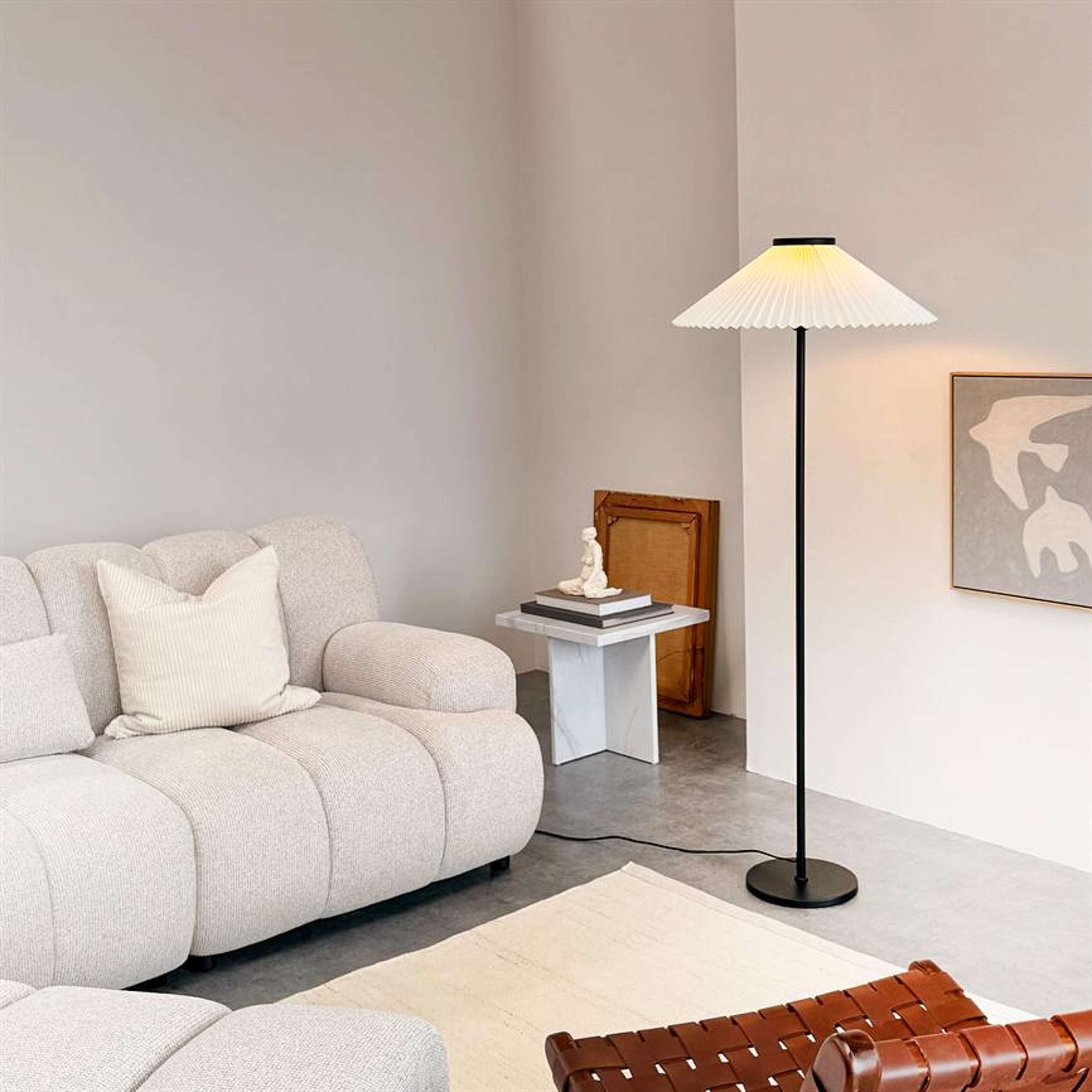 Pliss Floor Lamp, från Dyberg Larsen, i färgen black/ off-white. Klicka för att öppna bilden i stort format