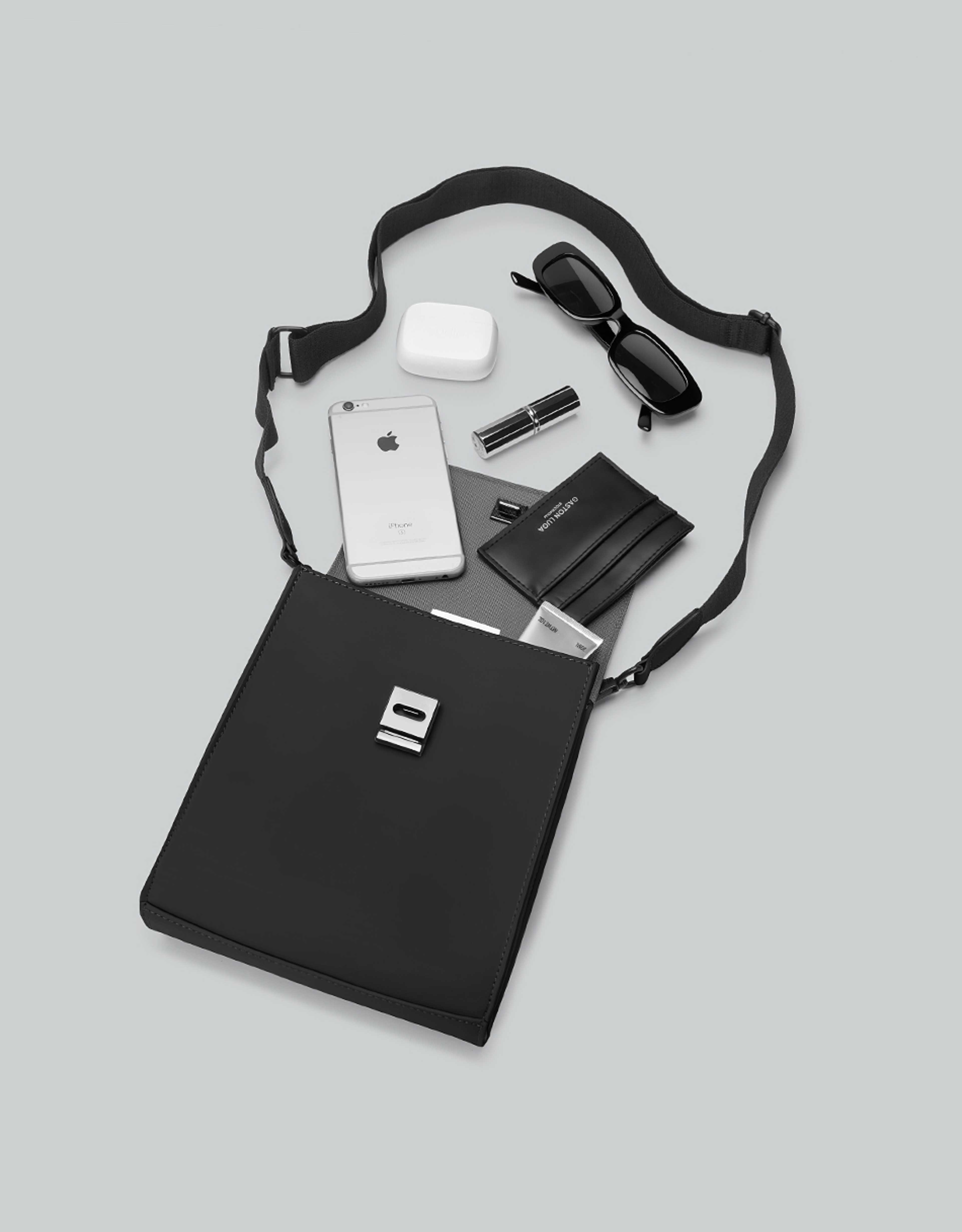 Spläsh Id Crossbody, från Gaston Luga, i färgen black. Klicka för att öppna bilden i stort format